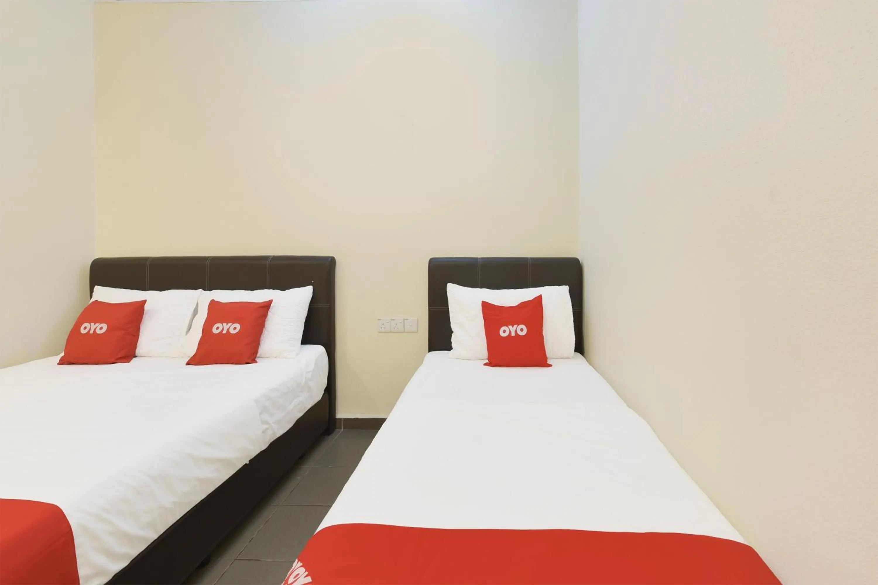 Bedroom, Bed in Hotel O Gest Inn