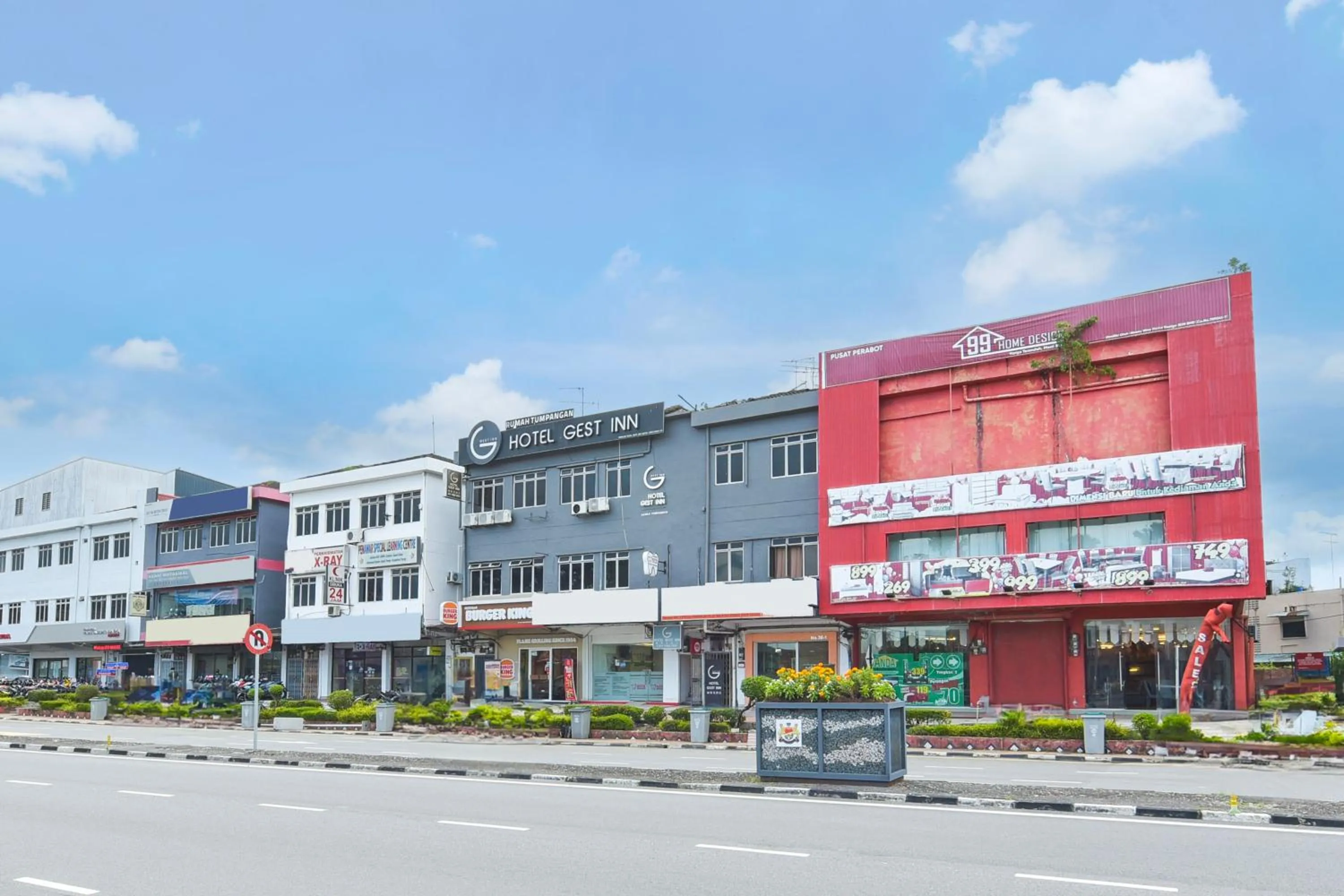 Facade/entrance in Hotel O Gest Inn