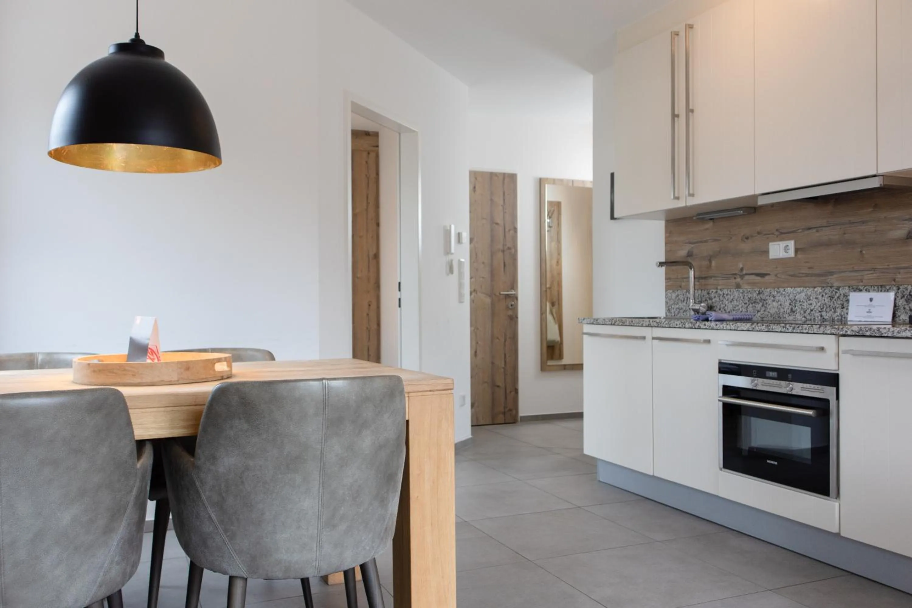 Dining area in Ski & Golf Suites Zell am See by Alpin Rentals