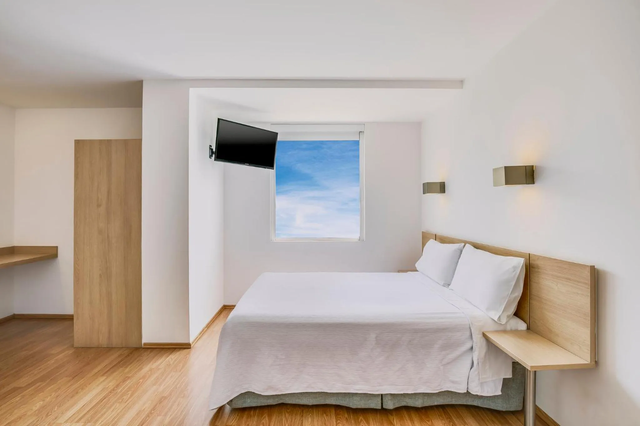 Bedroom, Bed in One Leon Poliforum