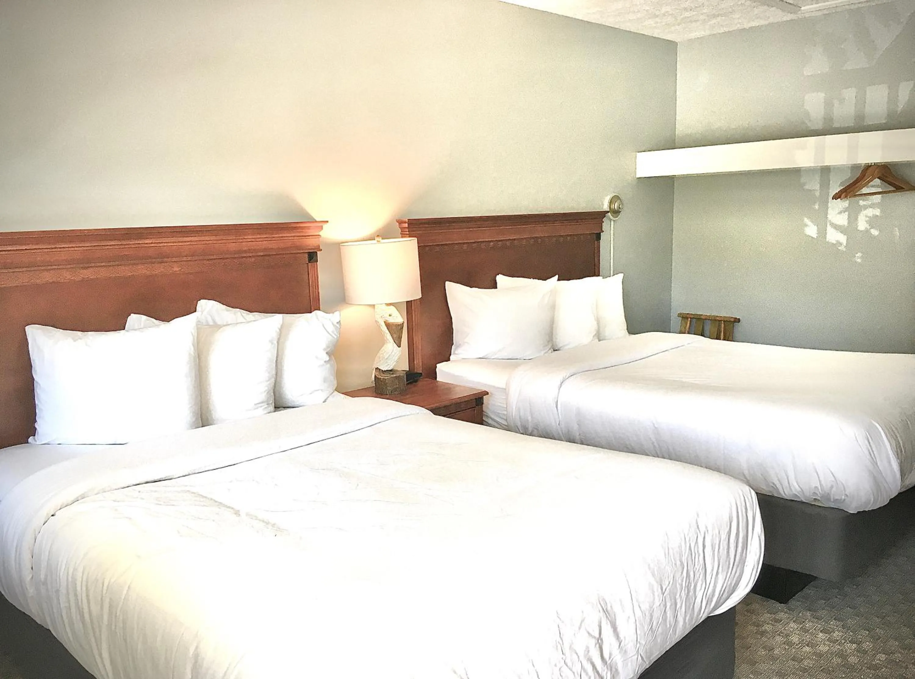 Photo of the whole room, Bed in Empire Lakeshore Inn