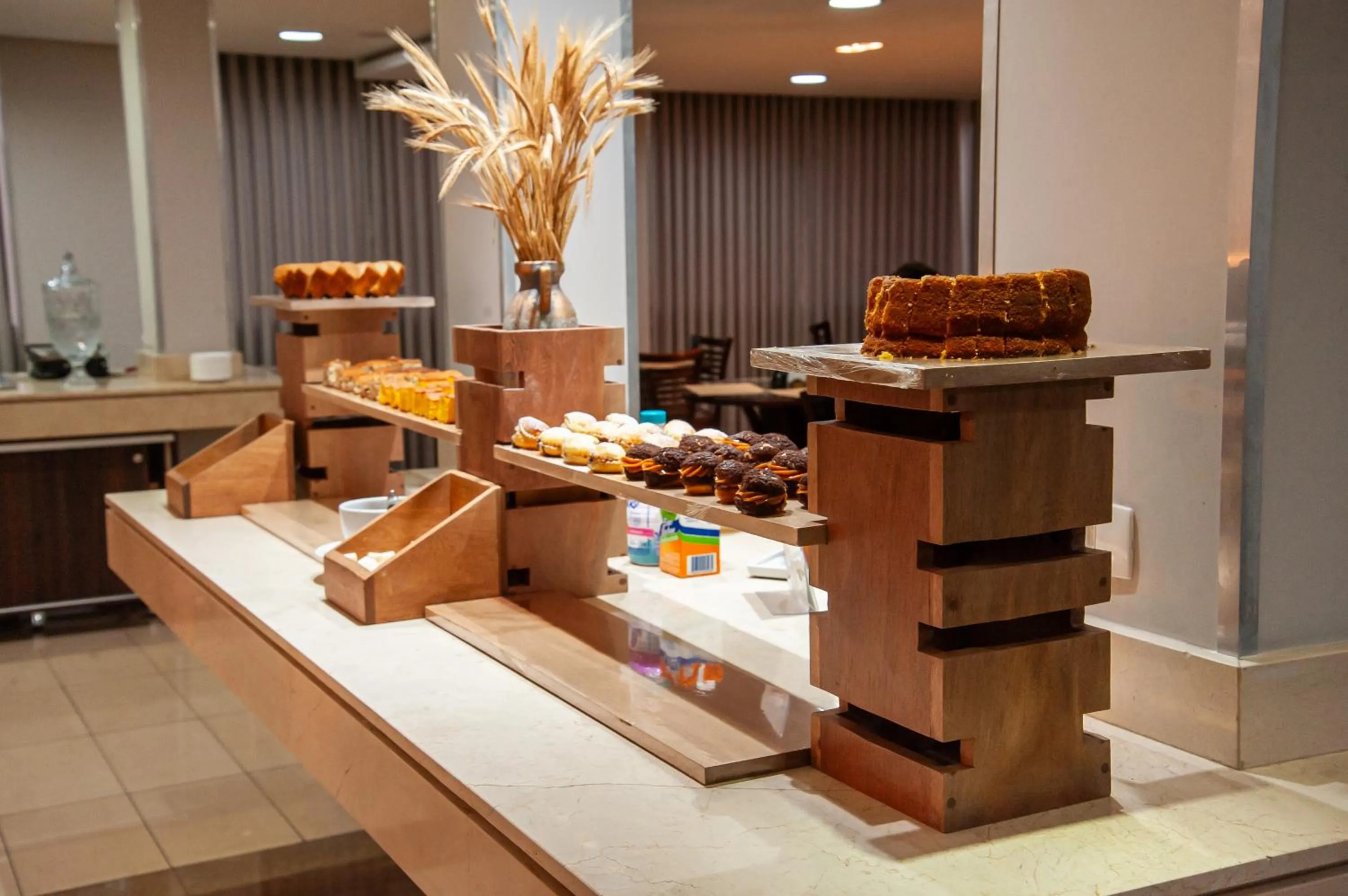 Buffet breakfast in London Hotel Londrina