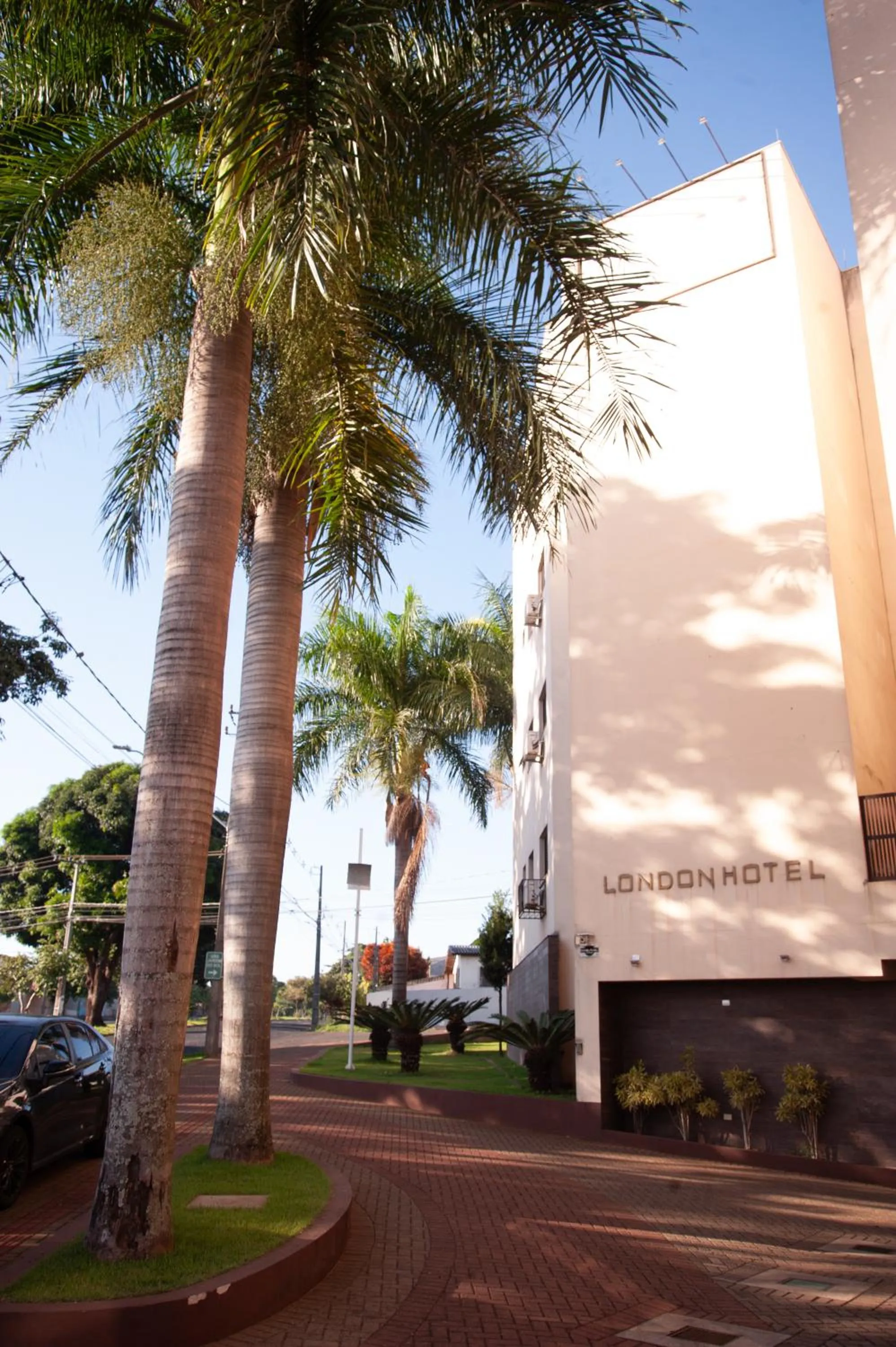 Property building in London Hotel Londrina