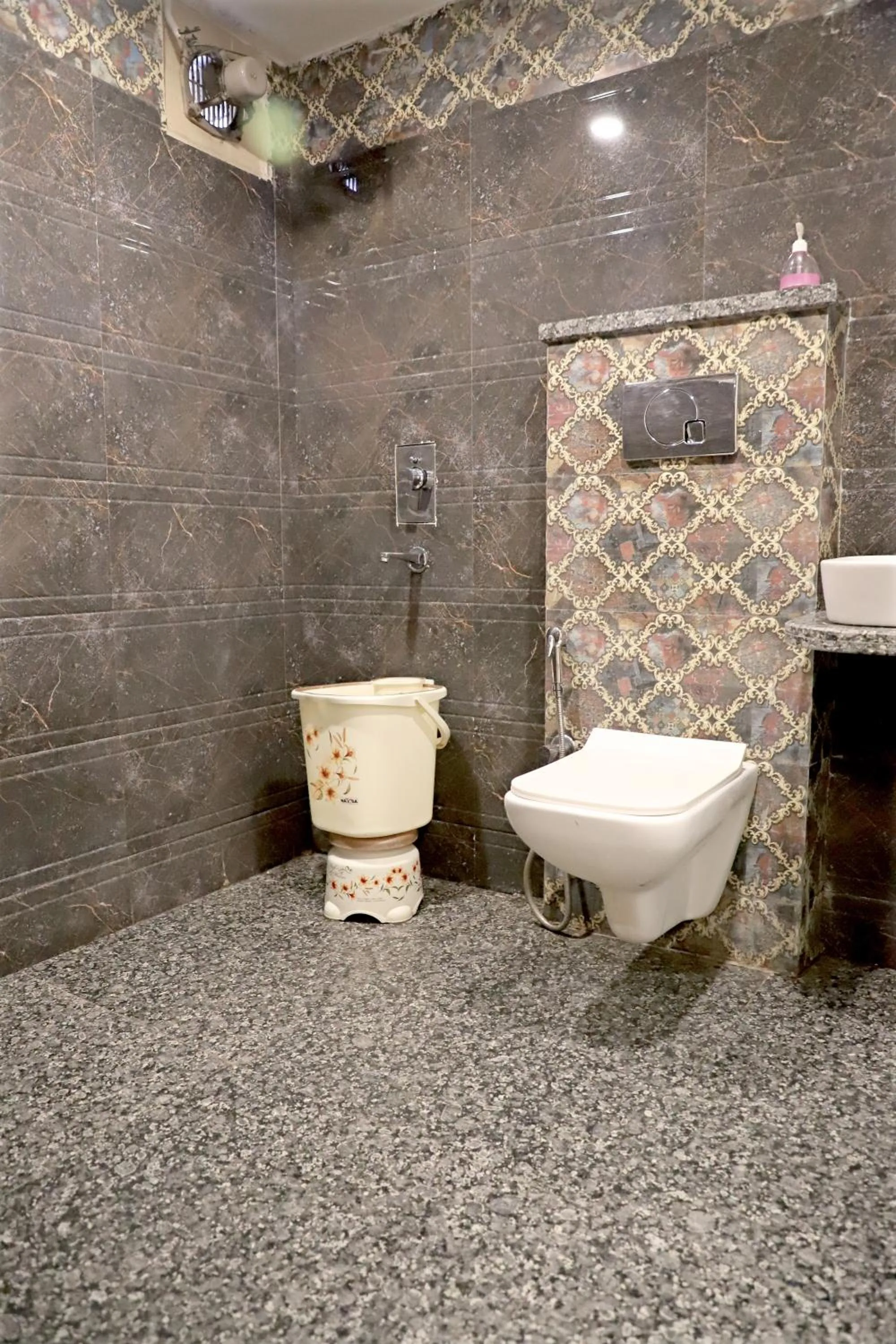 Shower in Hotel Klick International - 2 Min Walking From New Delhi Railway Station