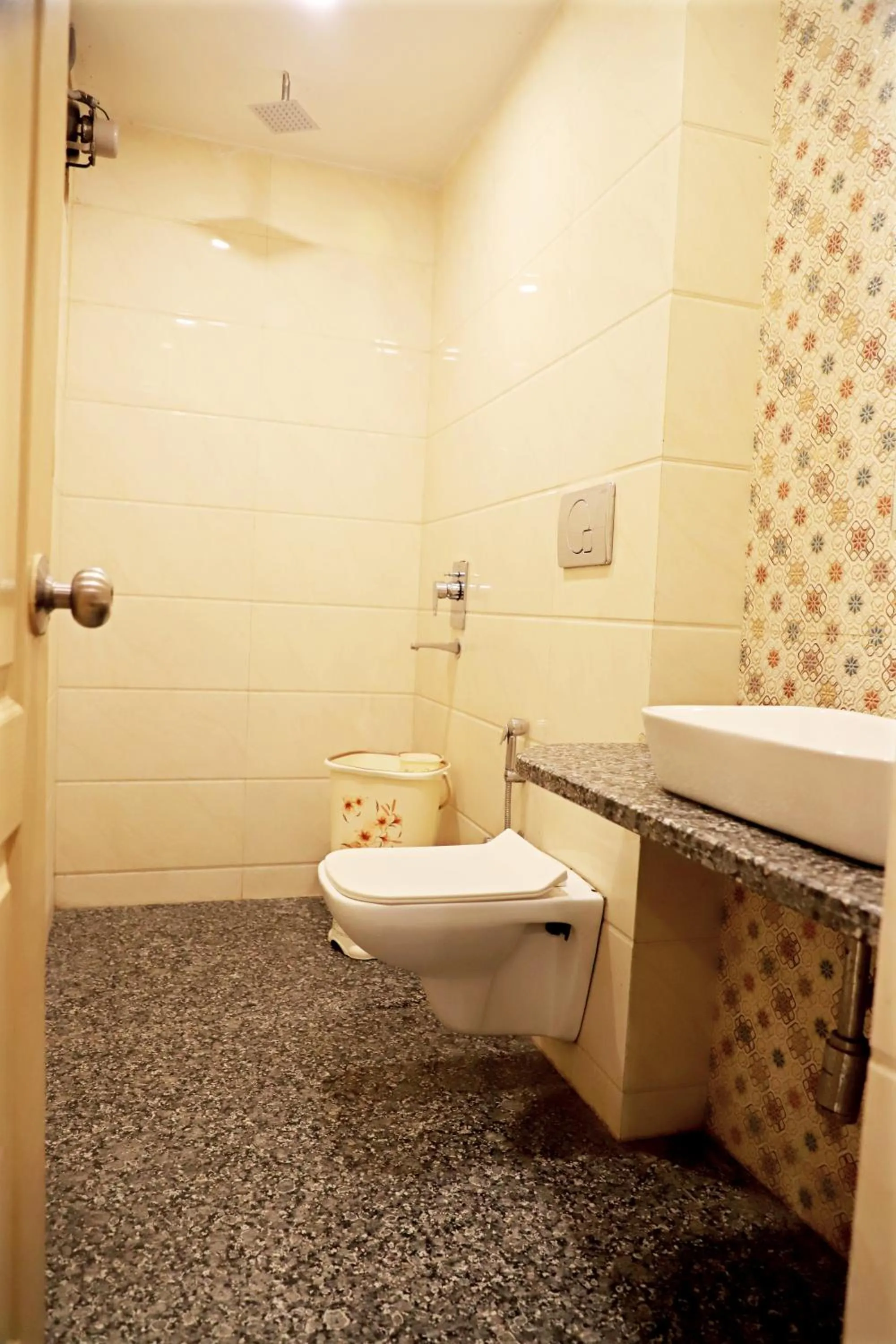 Shower in Hotel Klick International - 2 Min Walking From New Delhi Railway Station