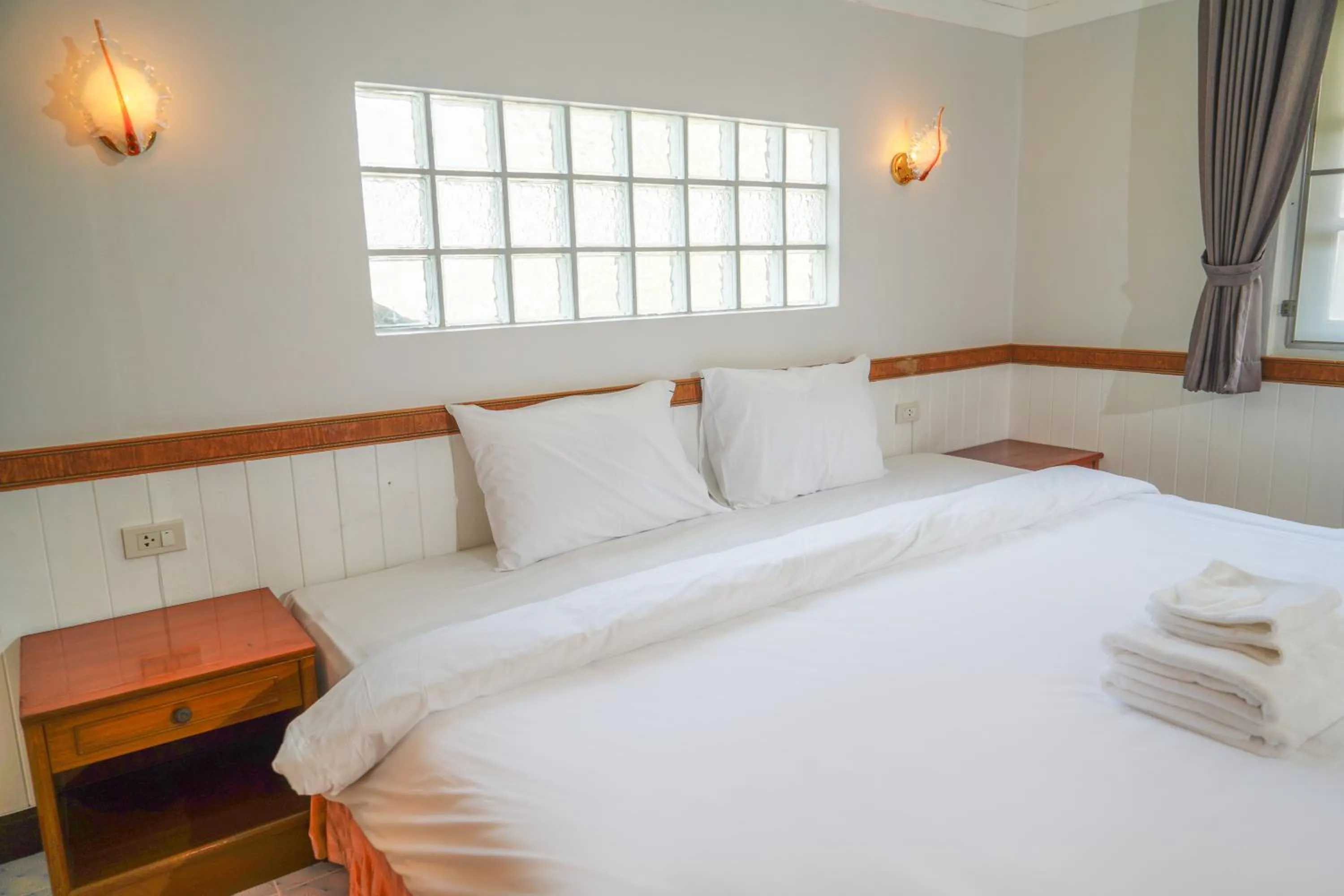 Photo of the whole room, Bed in Luna Hut Resort