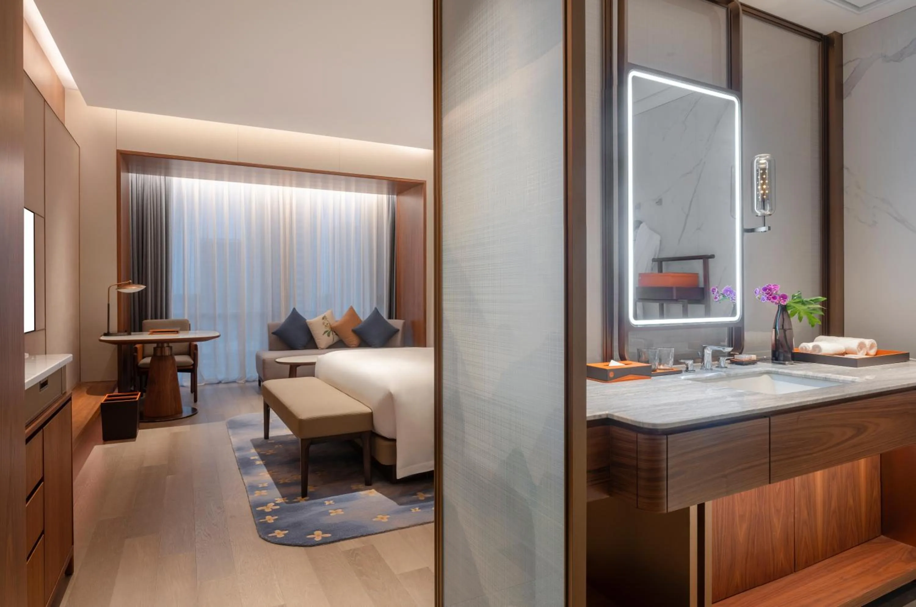 Bathroom, Bed in Suzhou International Conference Hotel