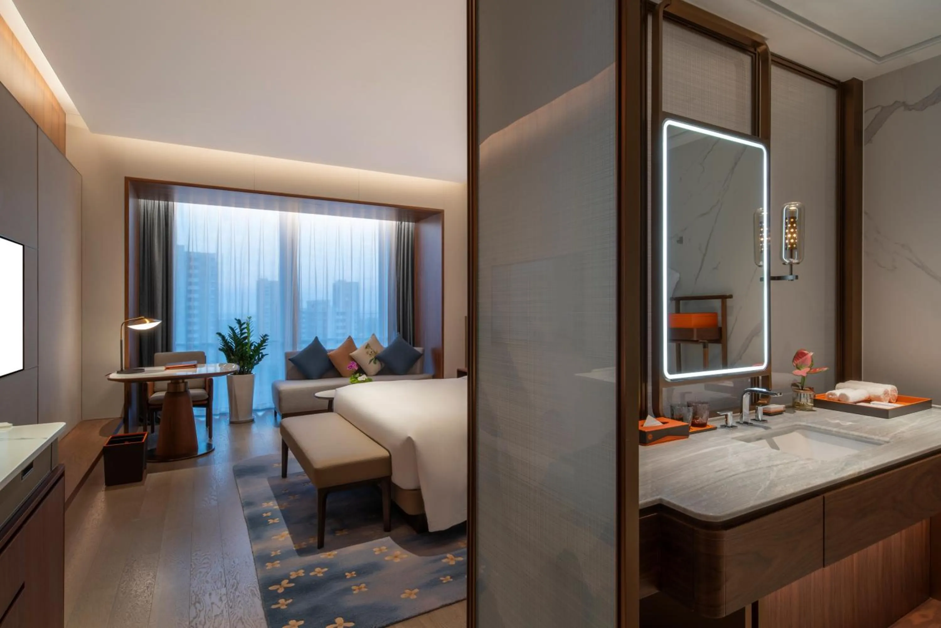 Bathroom, Bed in Suzhou International Conference Hotel