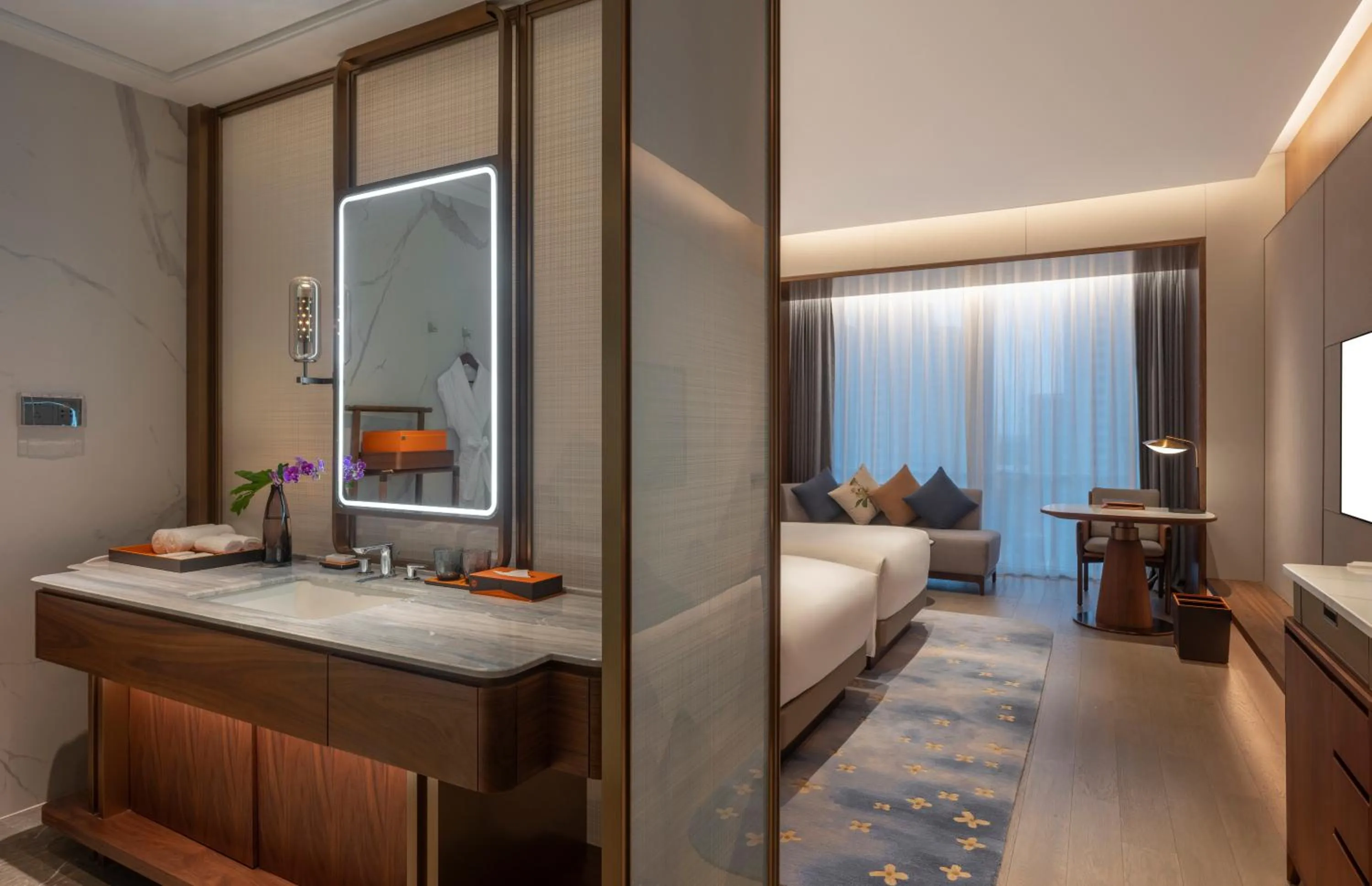 Bathroom, Bed in Suzhou International Conference Hotel