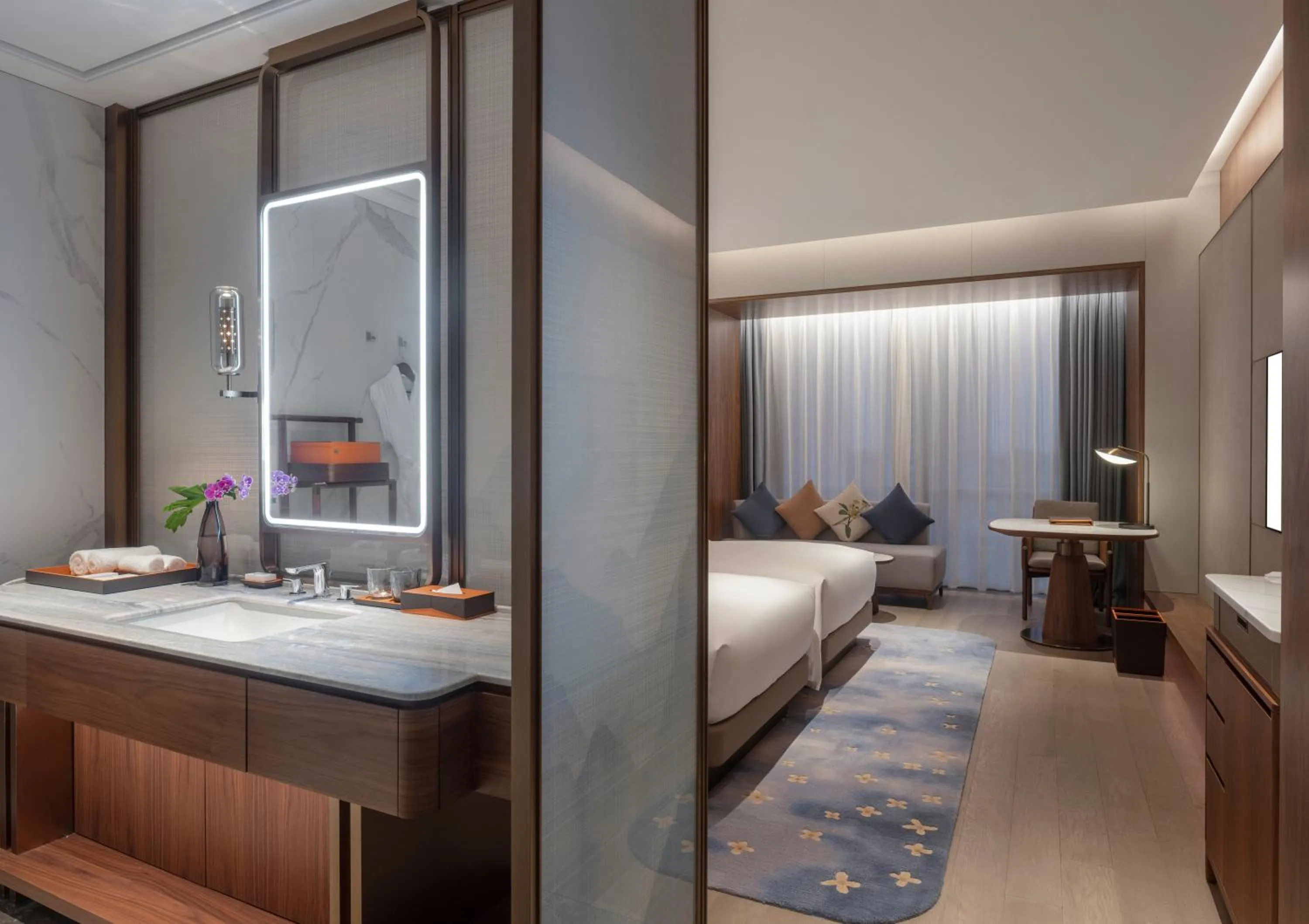 Bathroom, Bed in Suzhou International Conference Hotel