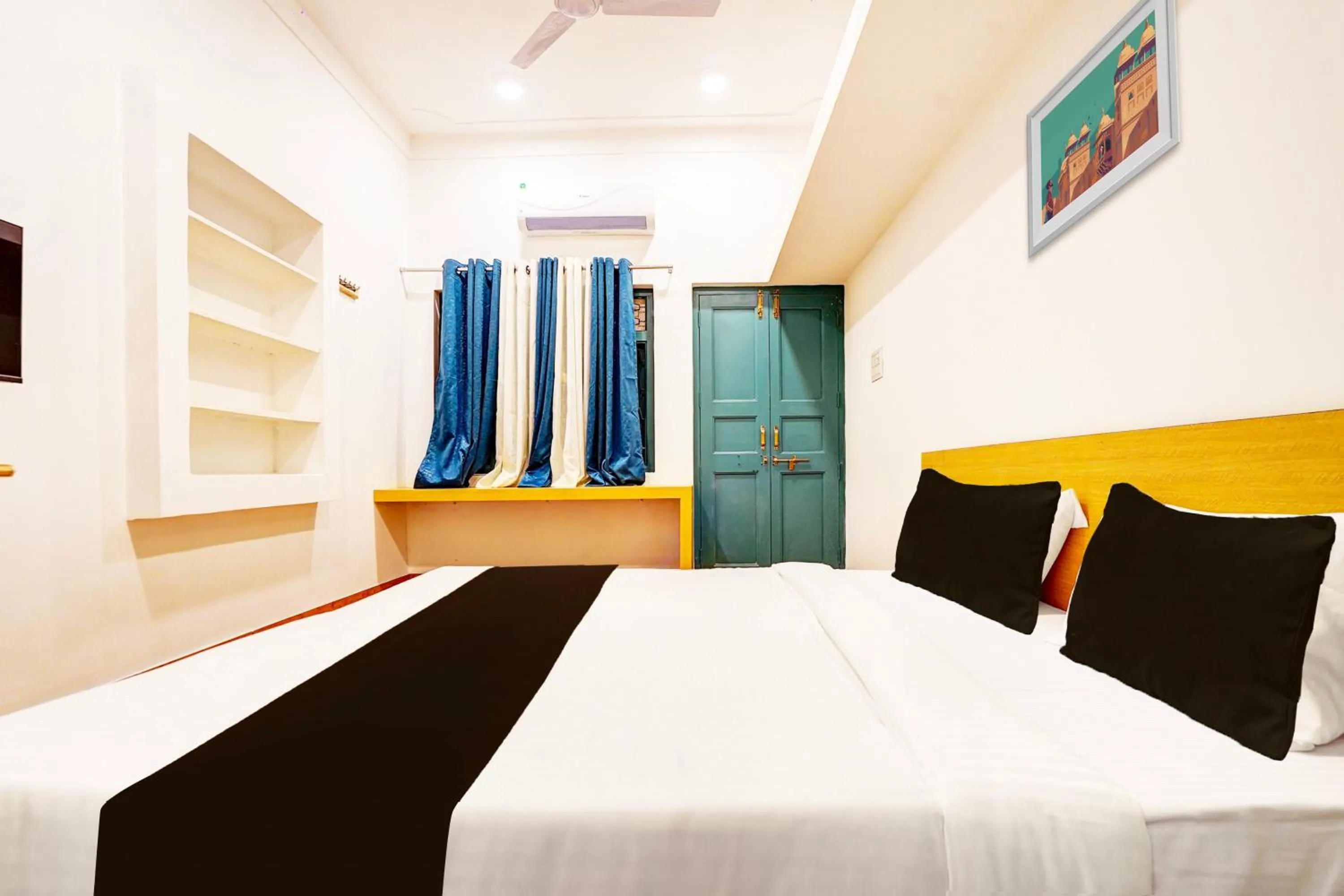 Bedroom, Bed in Hotel O THE VANTAGE INN