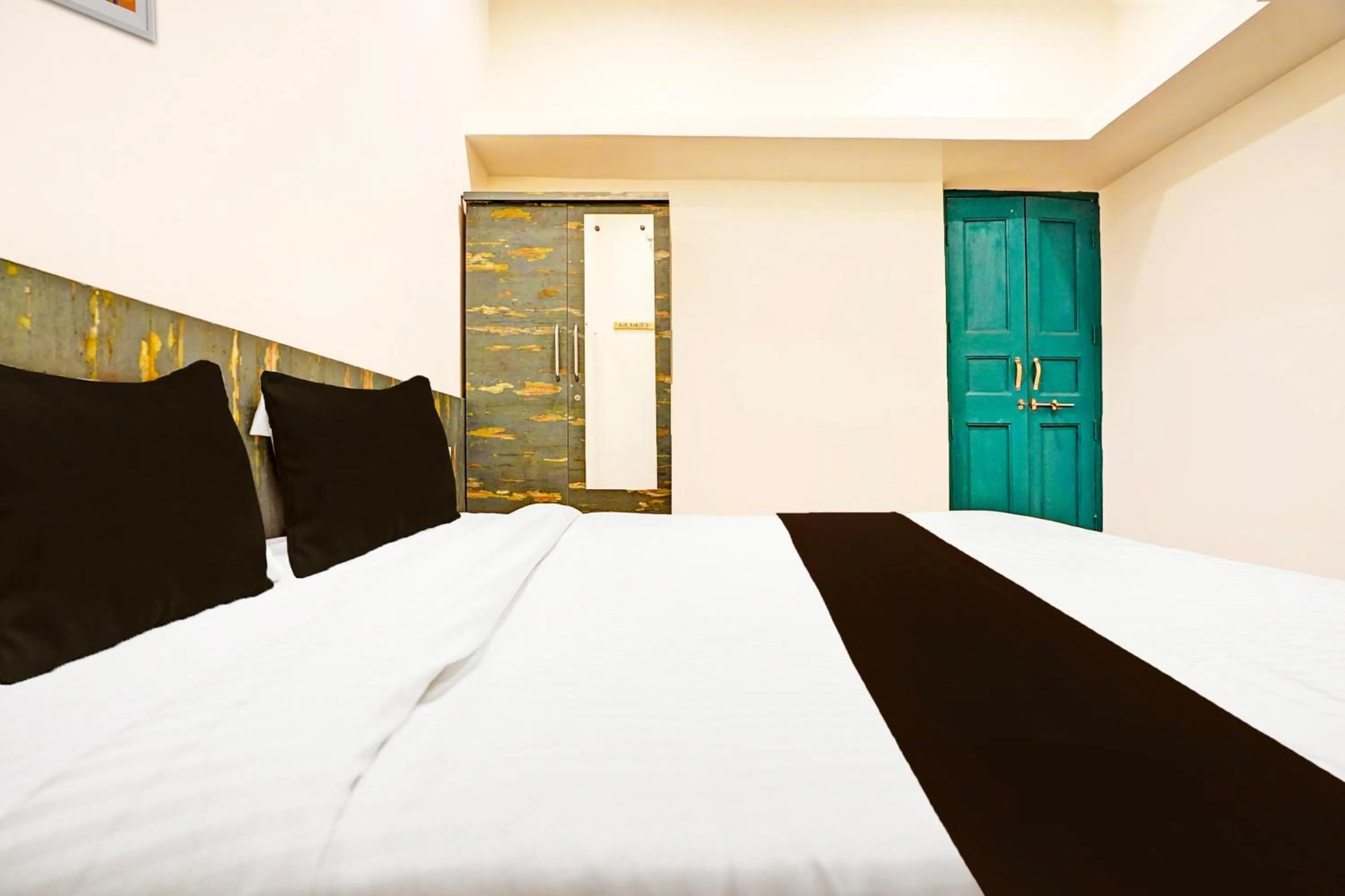 Bedroom, Bed in Hotel O THE VANTAGE INN