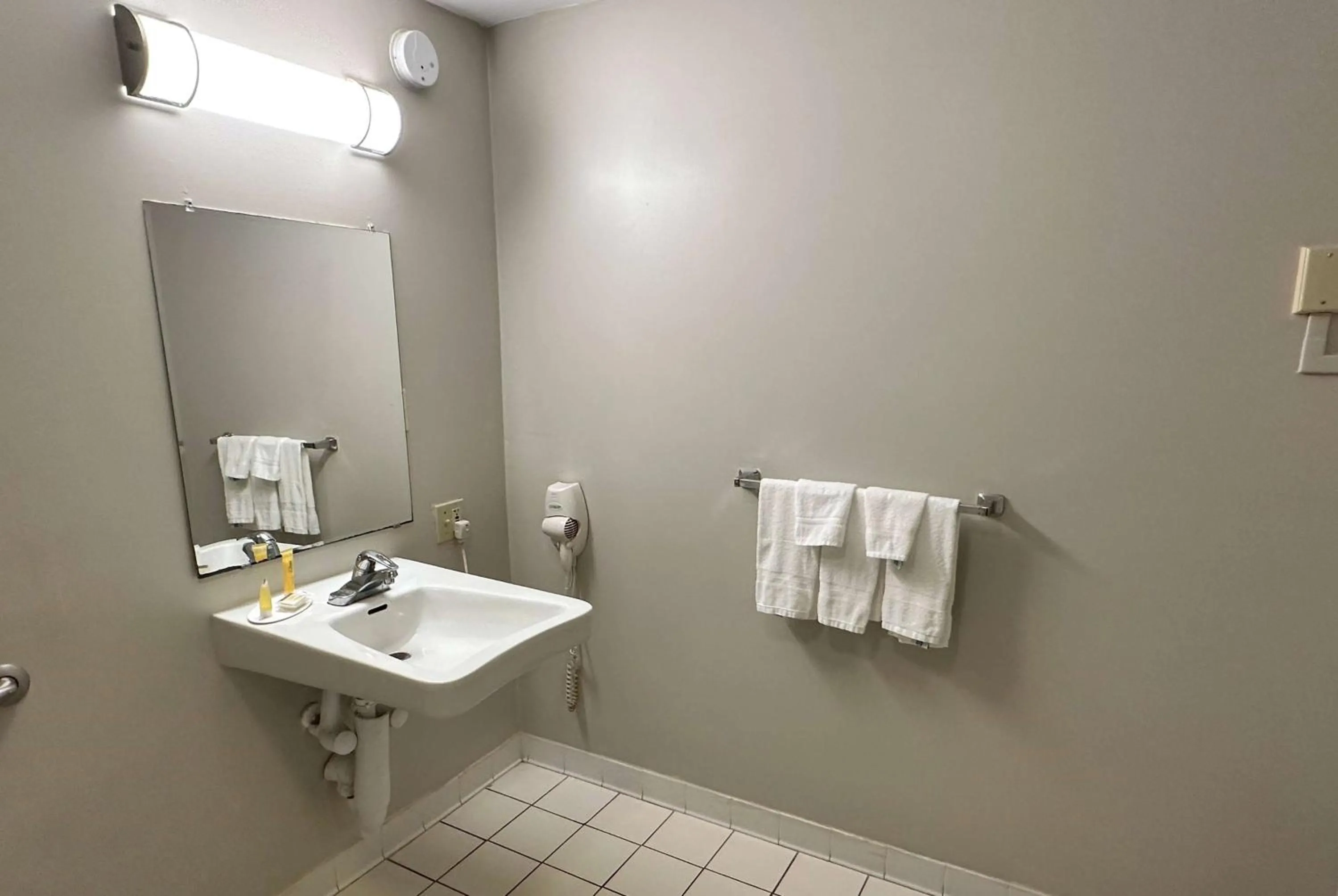 TV and multimedia in Days Inn by Wyndham St Augustine I-95-Outlet Mall