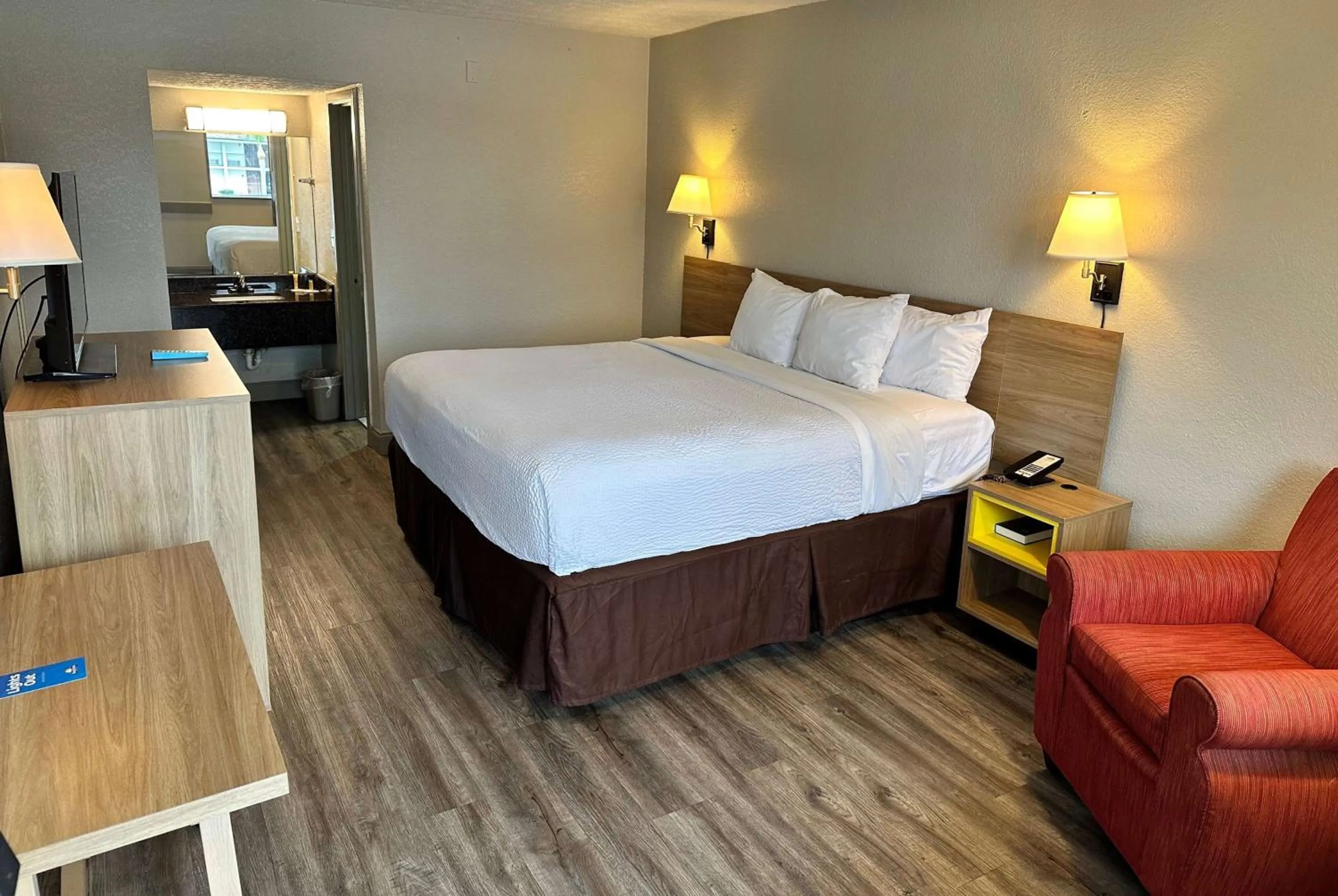 Photo of the whole room, Bed in Days Inn by Wyndham St Augustine I-95-Outlet Mall