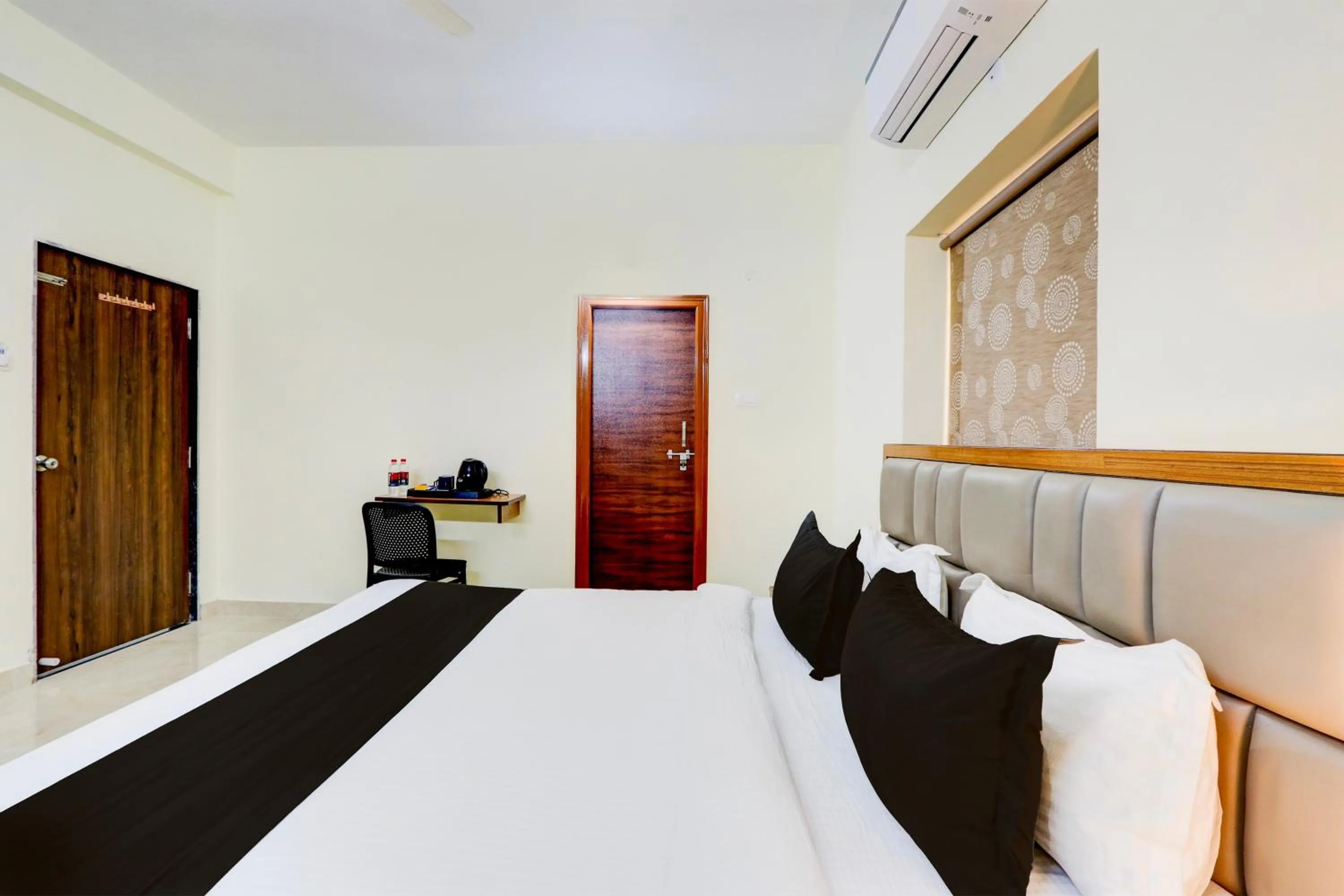 Bedroom, Bed in Townhouse Nirvana Elite