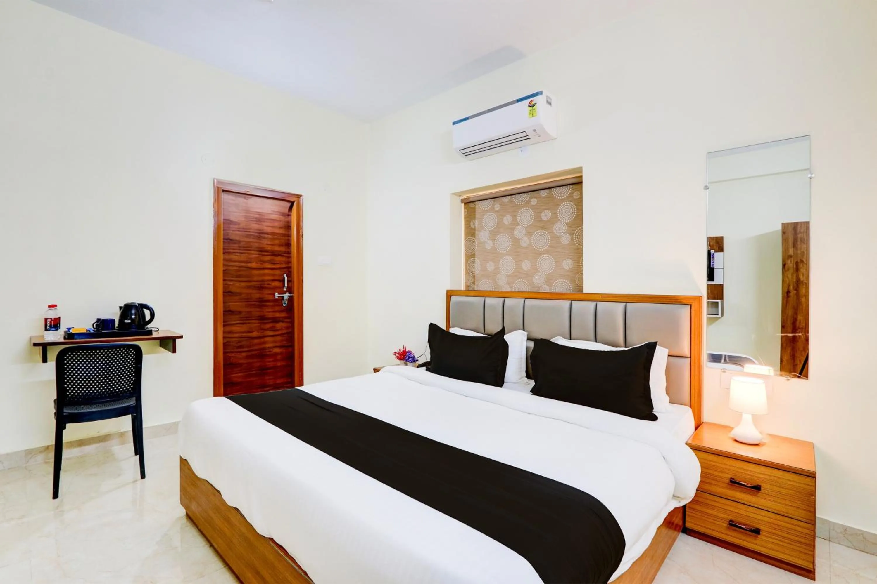 Bedroom, Bed in Townhouse Nirvana Elite