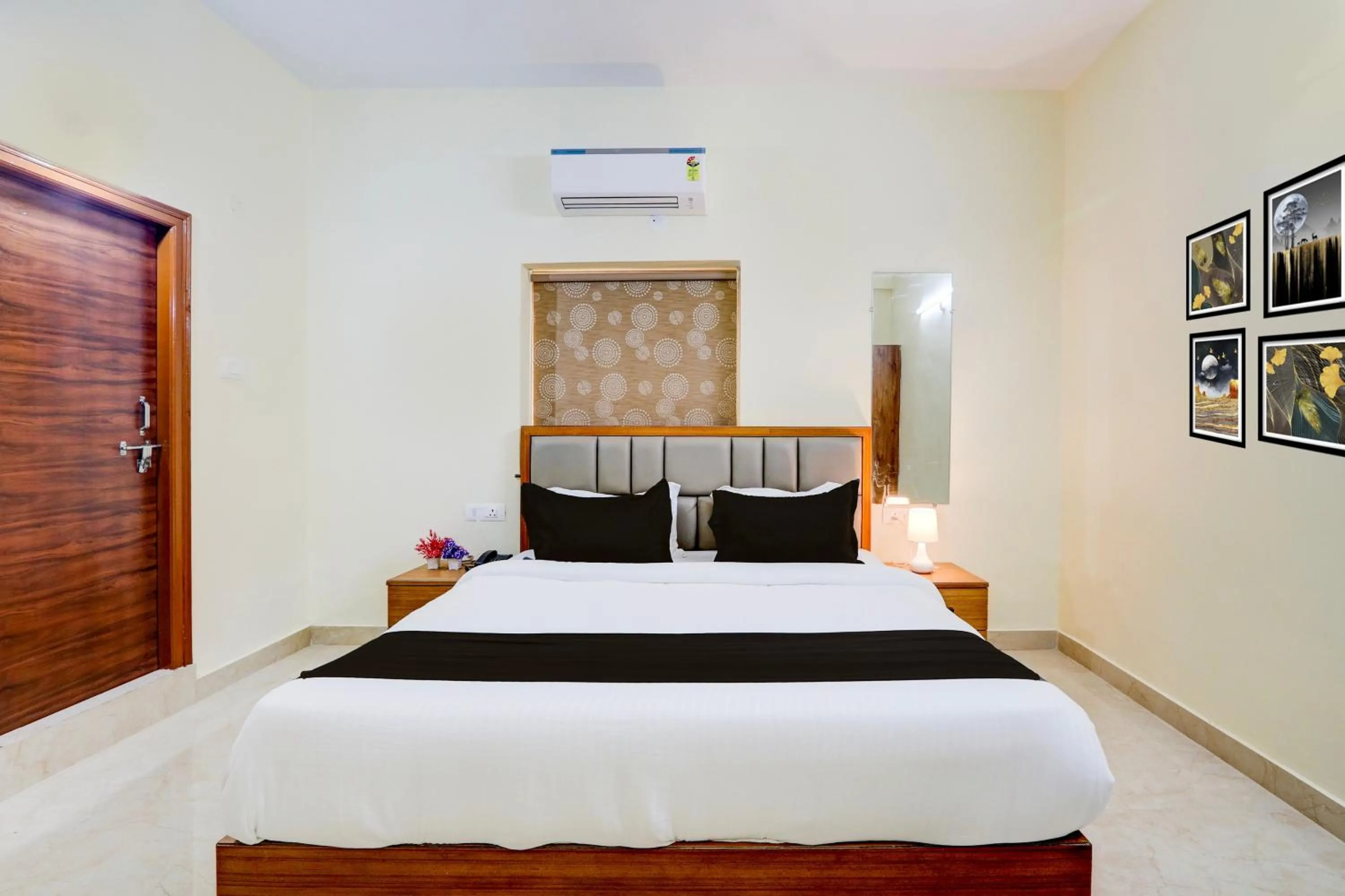 Bedroom, Bed in Townhouse Nirvana Elite