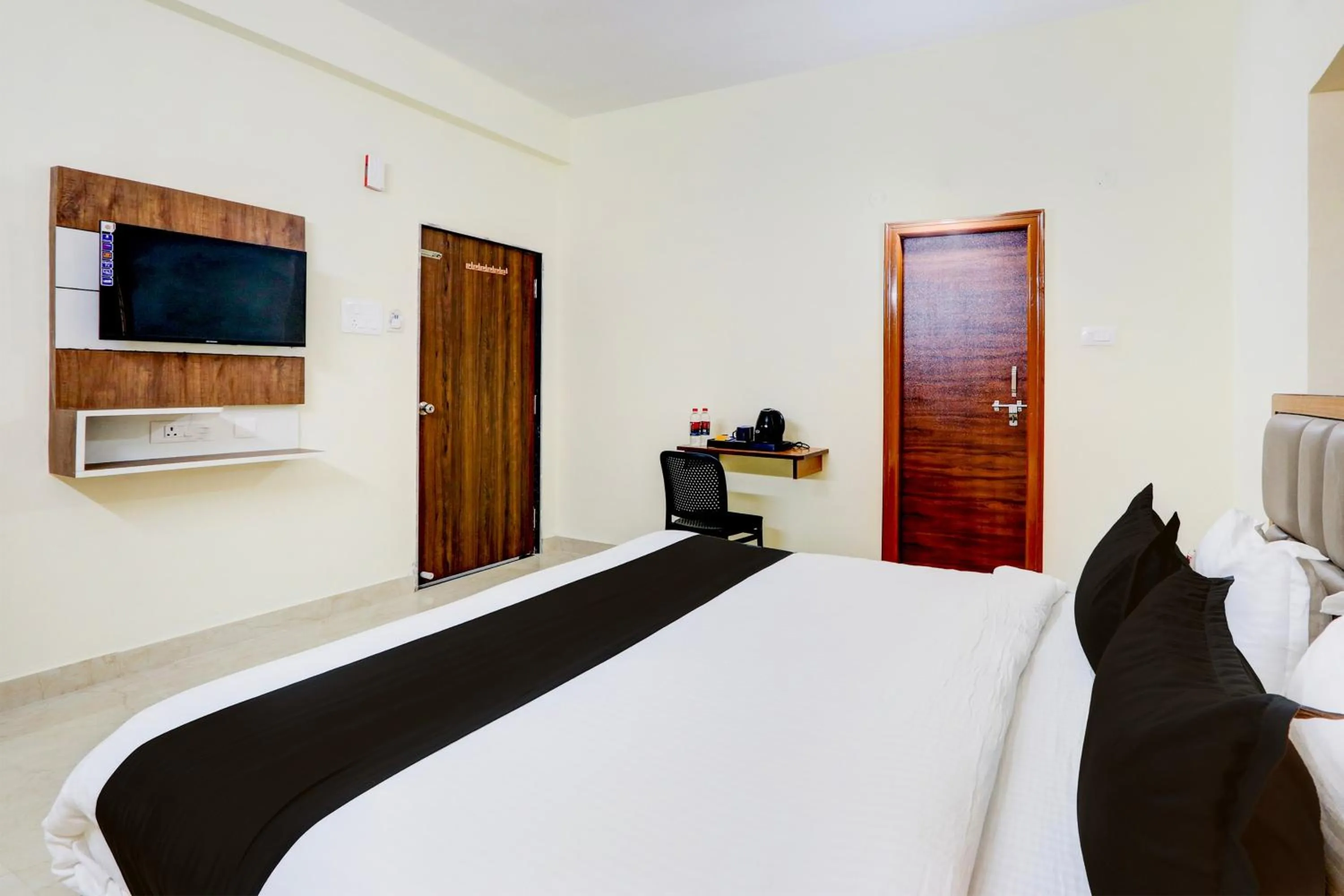 Bedroom, Bed in Townhouse Nirvana Elite