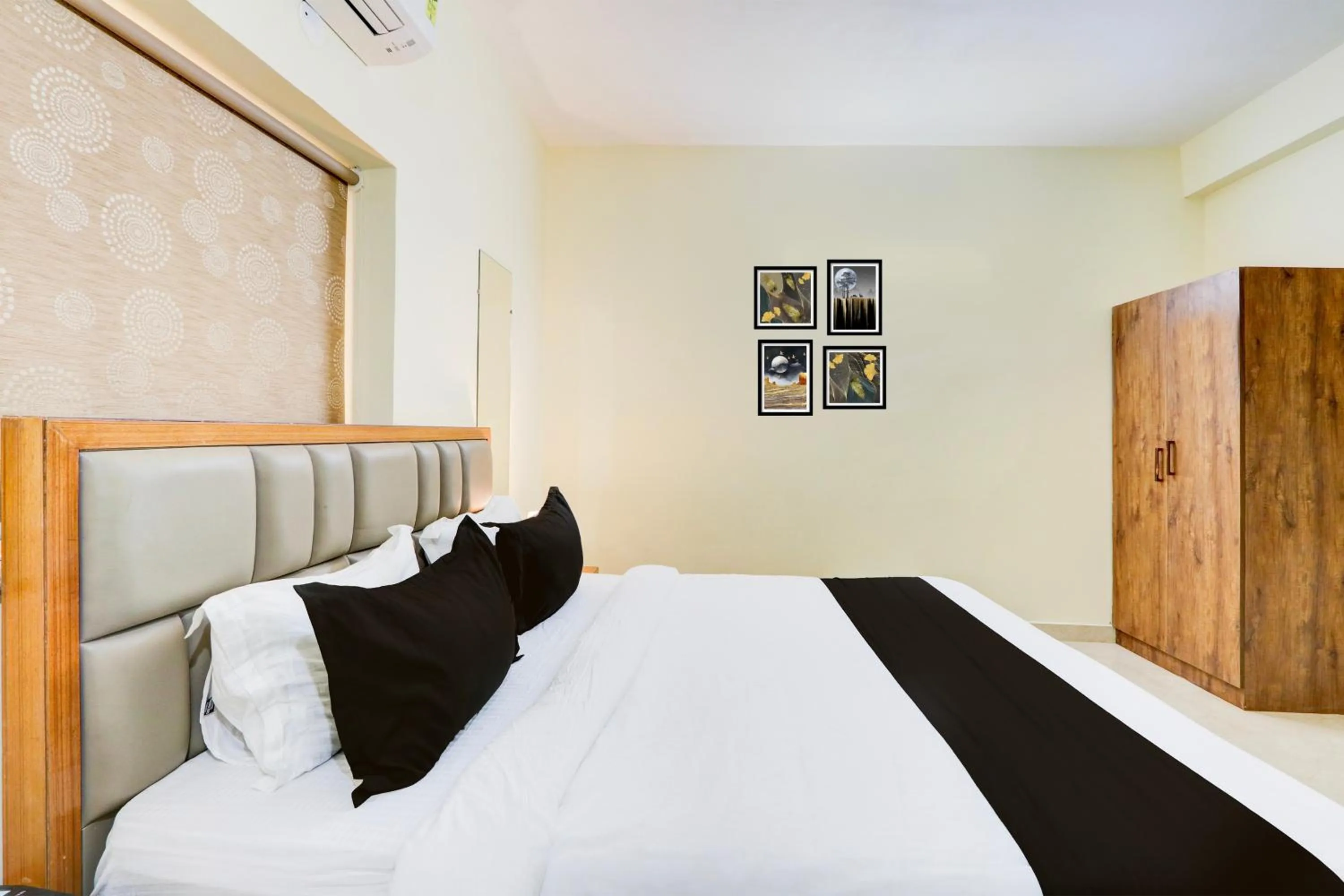 Bedroom, Bed in Townhouse Nirvana Elite