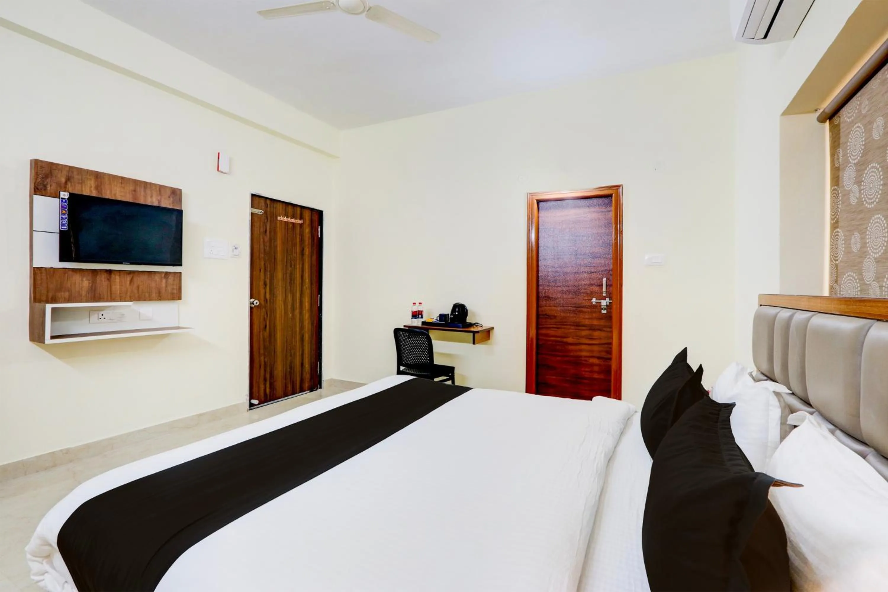 Bedroom, Bed in Townhouse Nirvana Elite