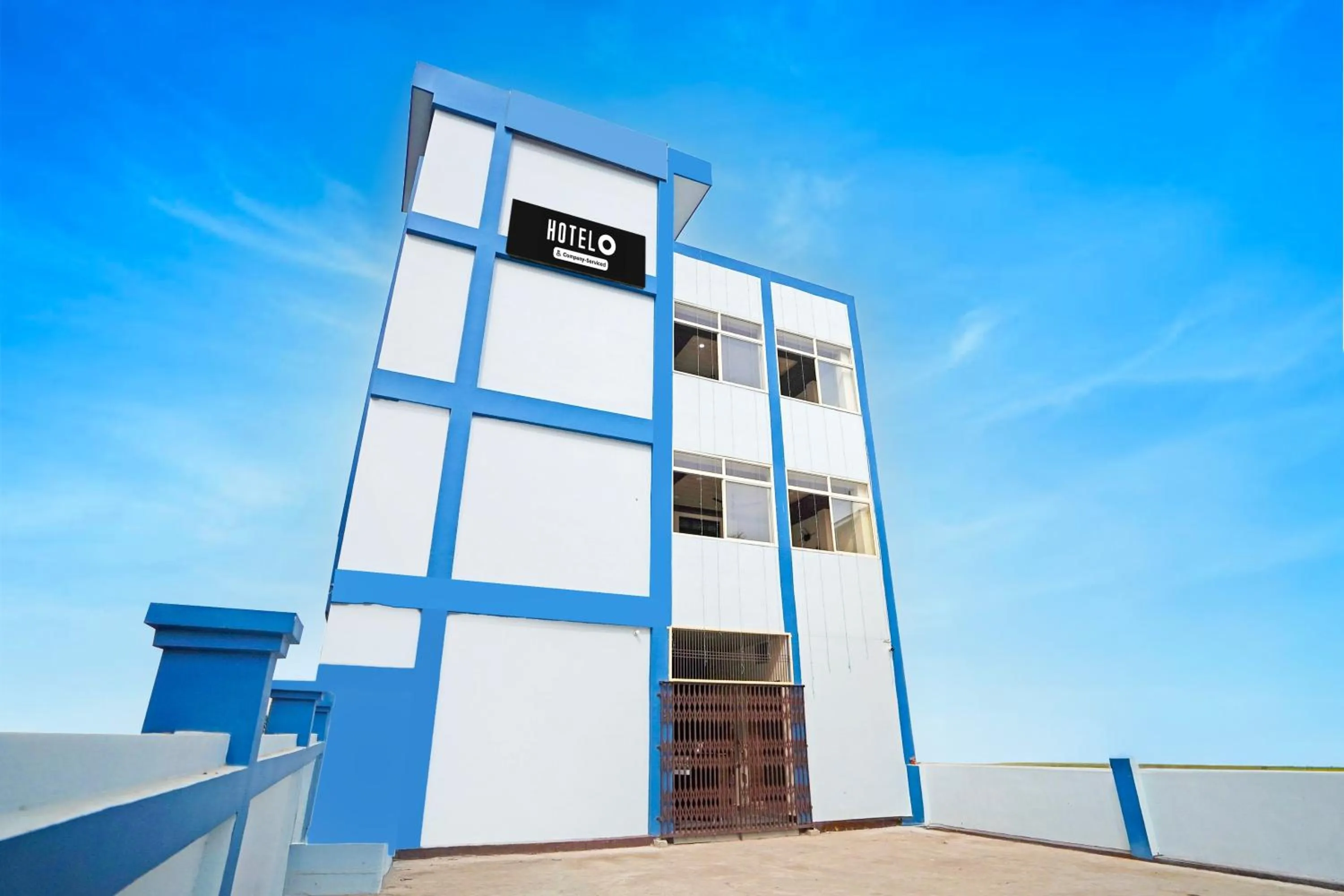 Facade/entrance in Super Hotel O Varanasi Banaras Junction Formerly Girija Palace