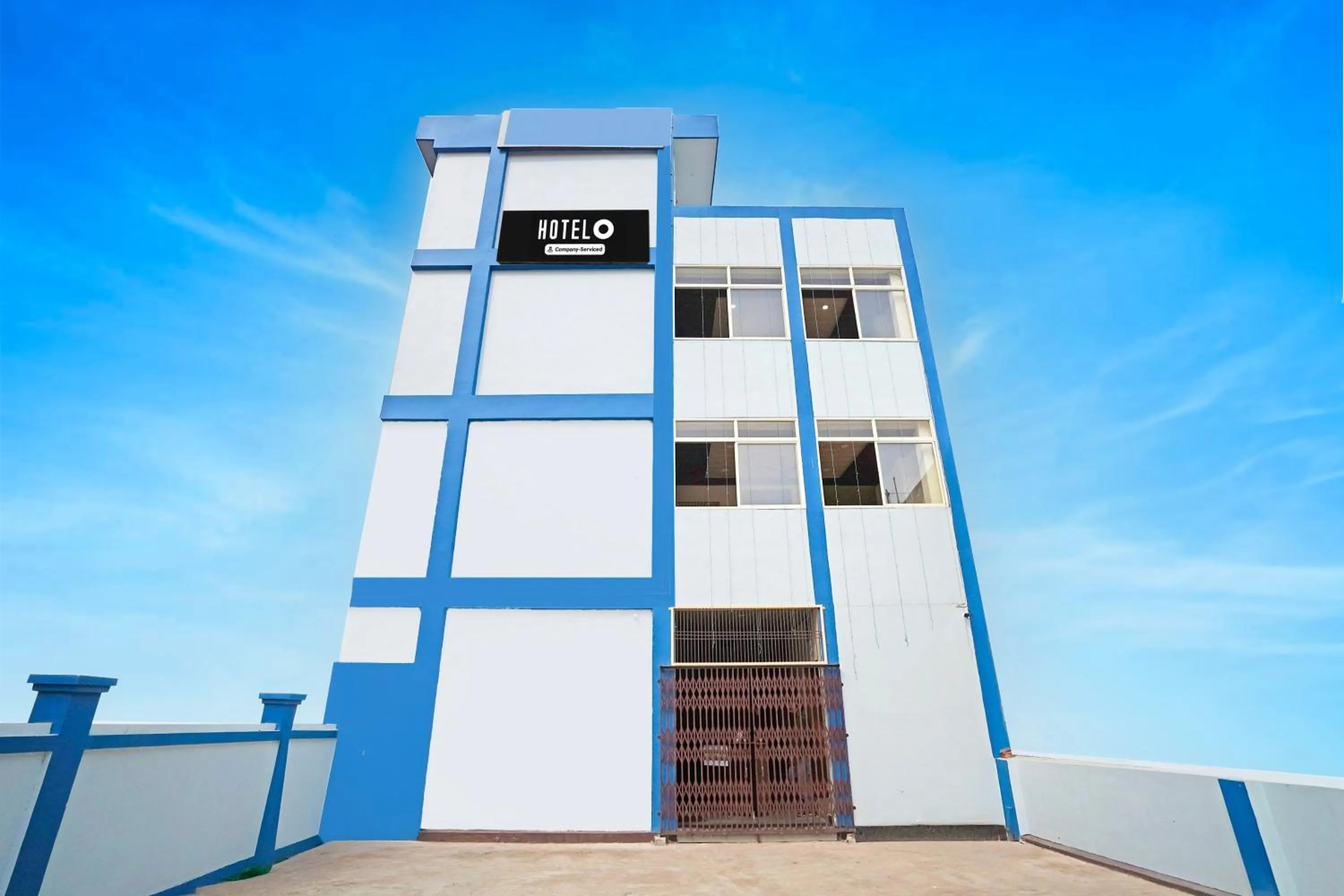 Facade/entrance in Super Hotel O Varanasi Banaras Junction Formerly Girija Palace