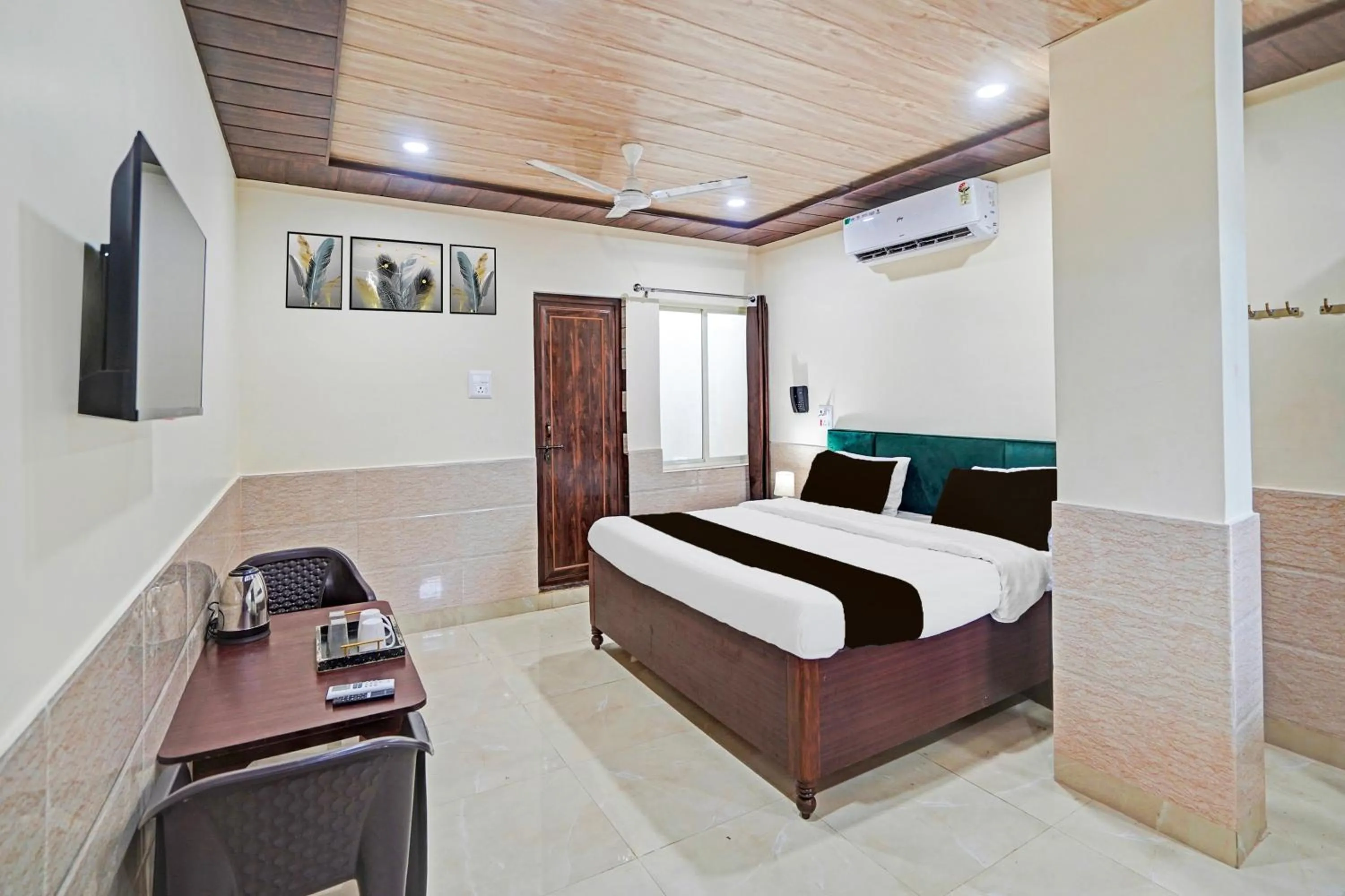 Bedroom, Bed in Super Hotel O Varanasi Banaras Junction Formerly Girija Palace