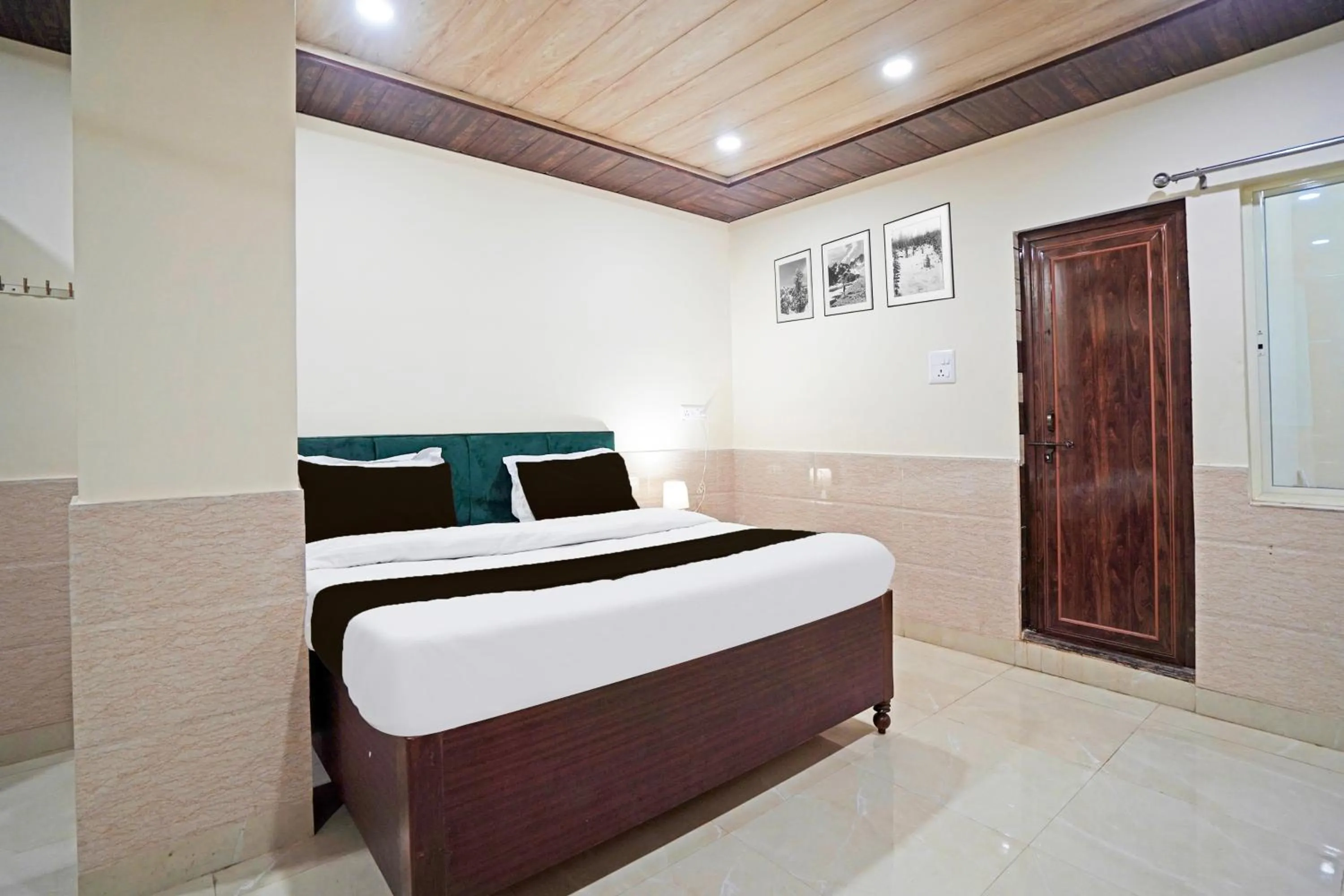 Bedroom, Bed in Super Hotel O Varanasi Banaras Junction Formerly Girija Palace