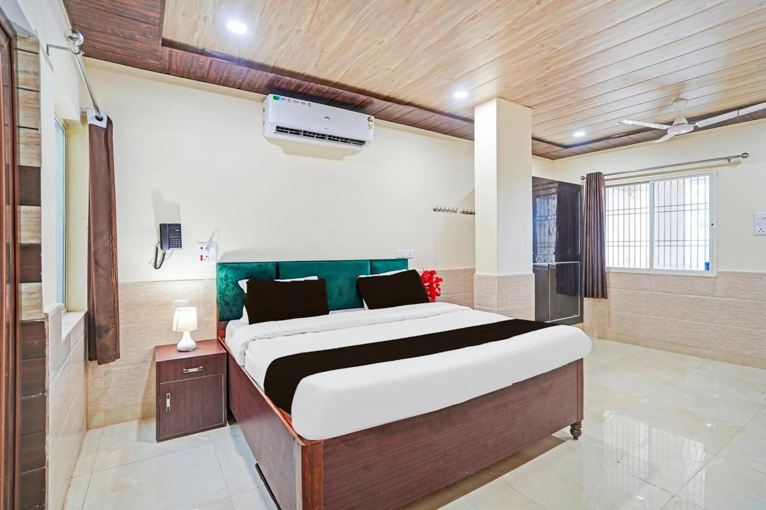 Bedroom, Bed in Super Hotel O Varanasi Banaras Junction Formerly Girija Palace