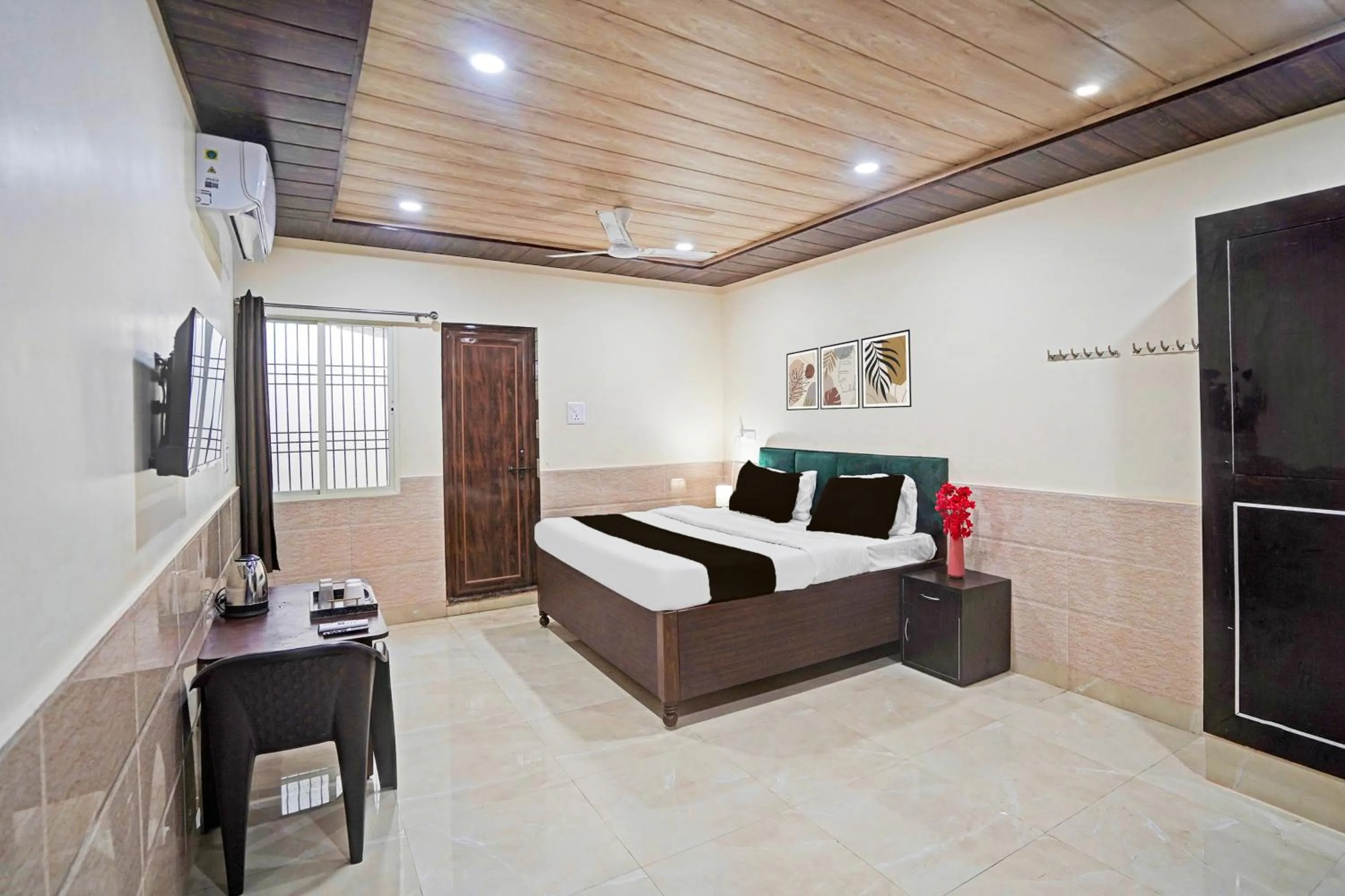 Bedroom, Bed in Super Hotel O Varanasi Banaras Junction Formerly Girija Palace