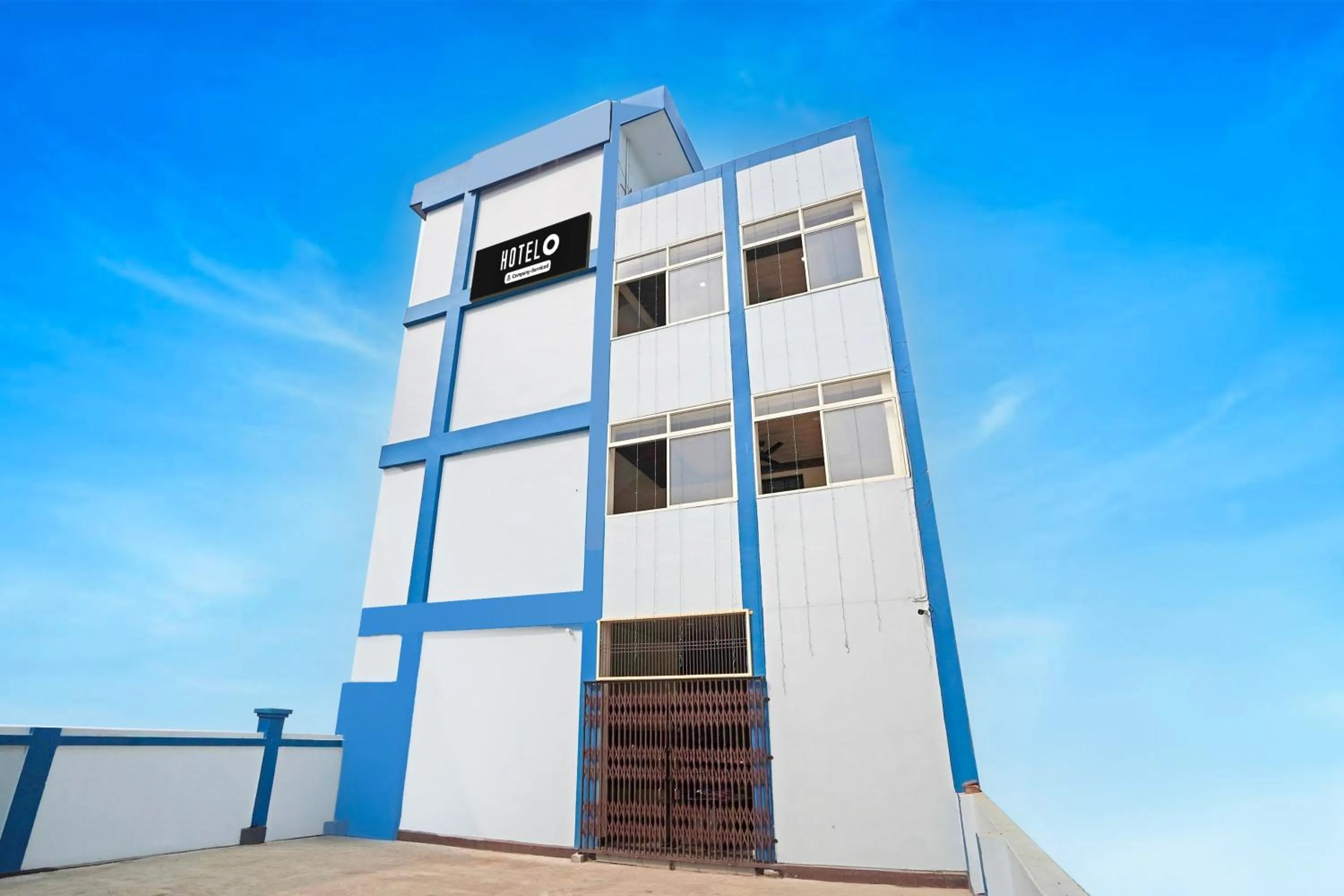 Facade/entrance in Super Hotel O Varanasi Banaras Junction Formerly Girija Palace