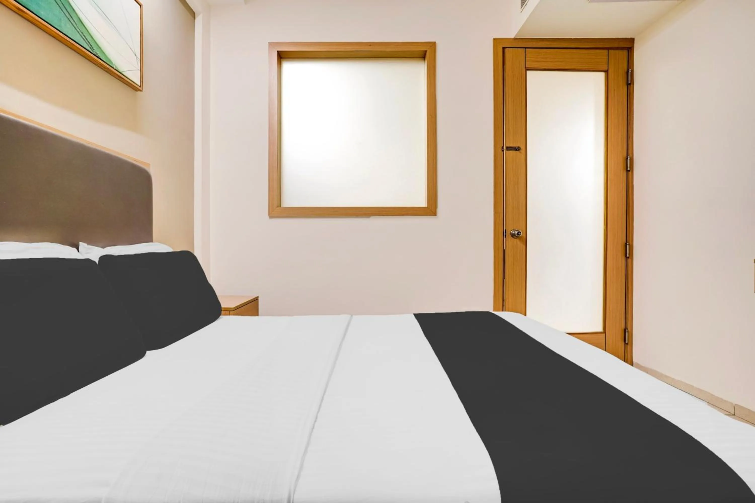 Bedroom, Bed in Super Collection O Metro Park Opposite Kalasipalya Bus stand