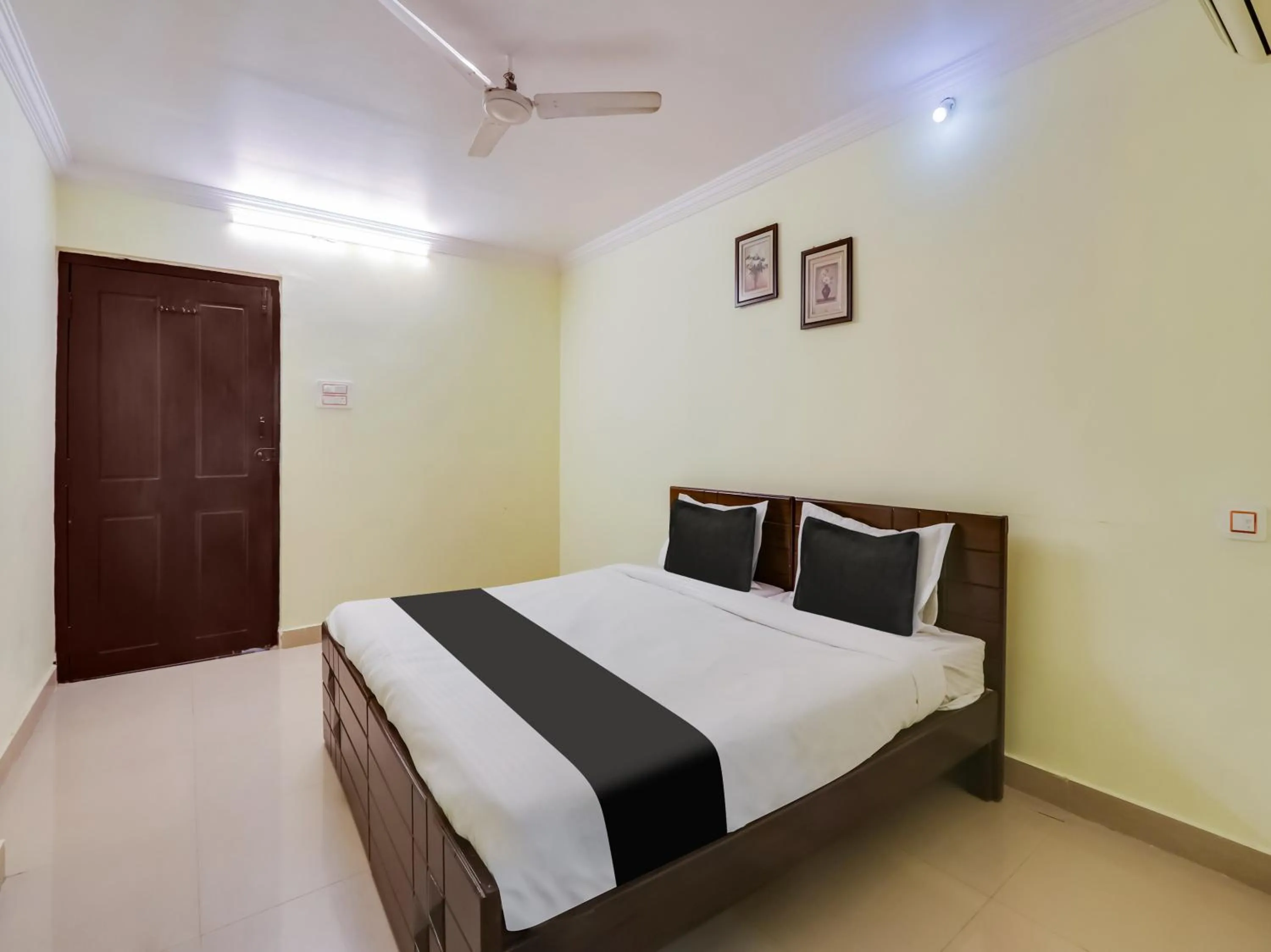 Bedroom, Bed in Super Hotel O SS ELITE