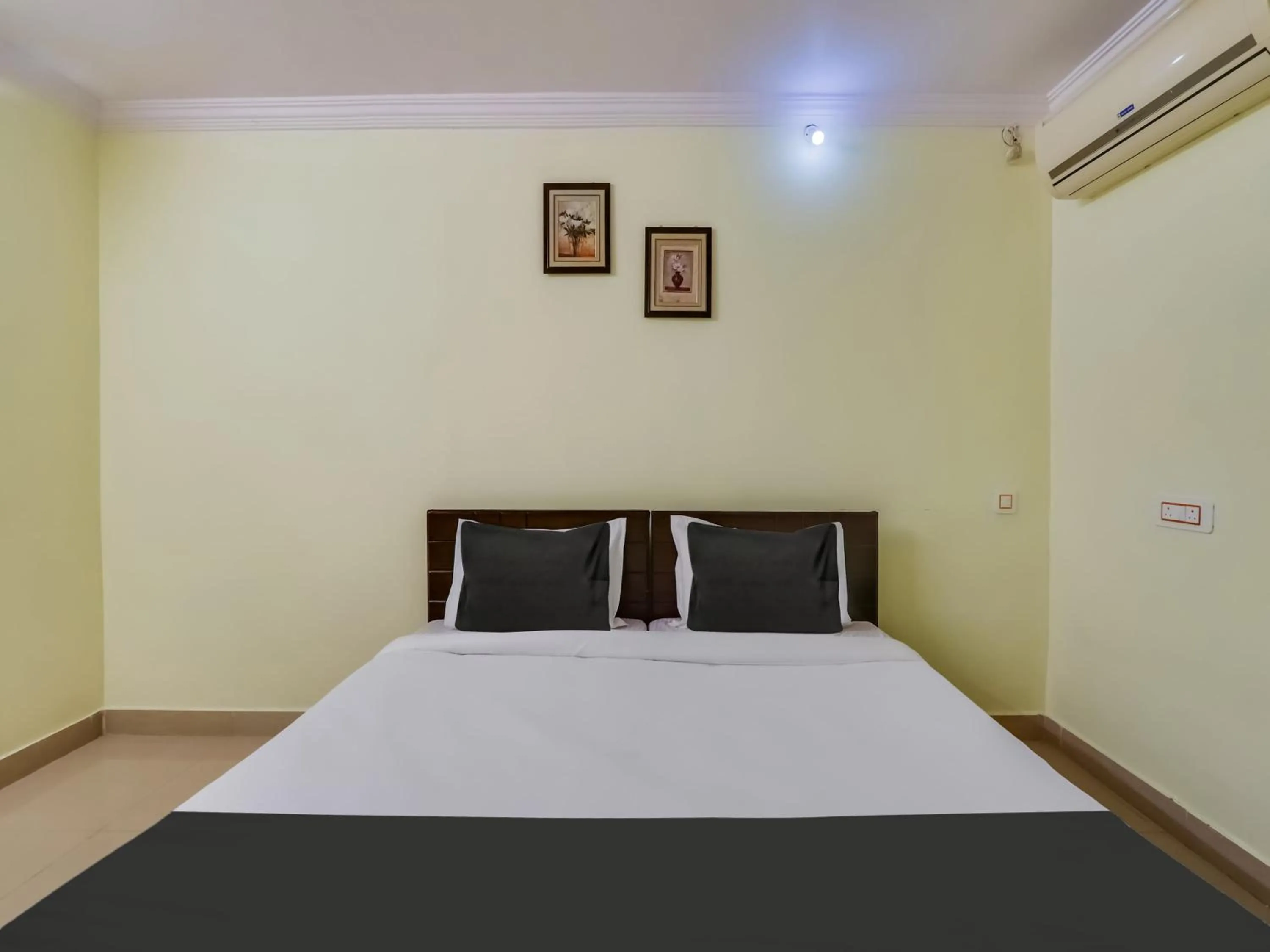 Bedroom, Bed in Super Hotel O SS ELITE