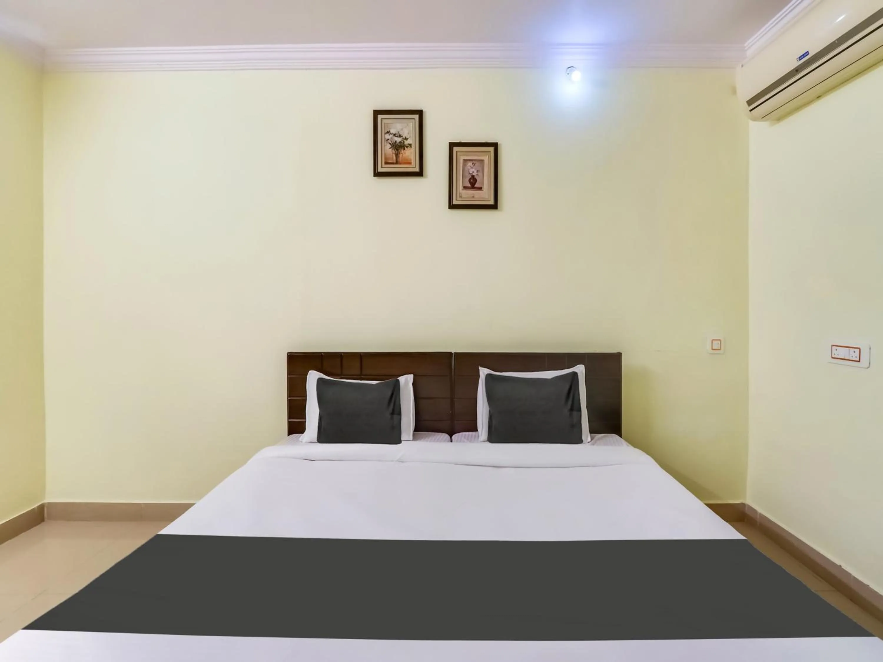 Bedroom, Bed in Super Hotel O SS ELITE