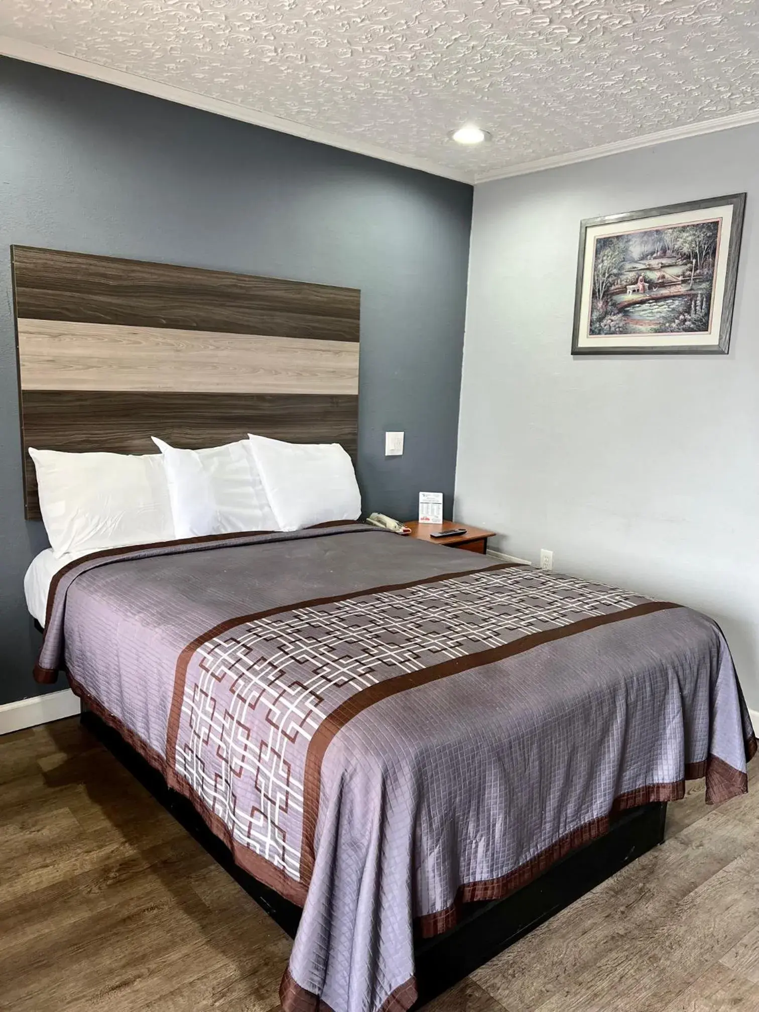 Queen Room - Smoking in Knights Inn Madison Heights Queen Room - Smoking in Knights Inn Madison Heights