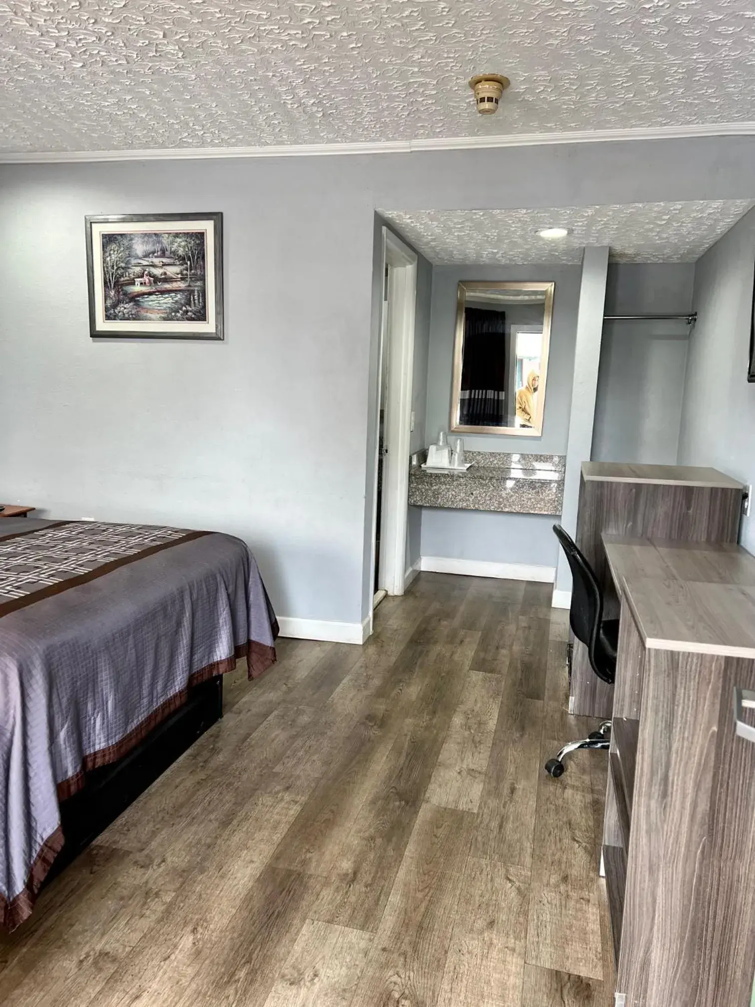 Queen Room - Non-Smoking in Knights Inn Madison Heights Queen Room - Non-Smoking in Knights Inn Madison Heights