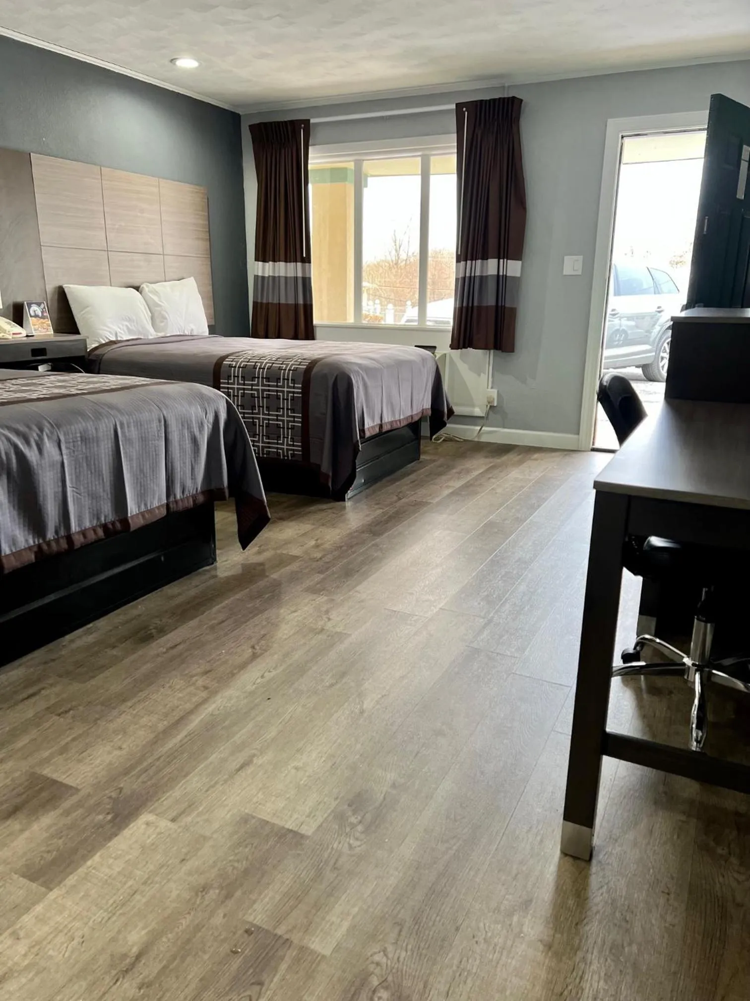 Bed in Knights Inn Madison Heights