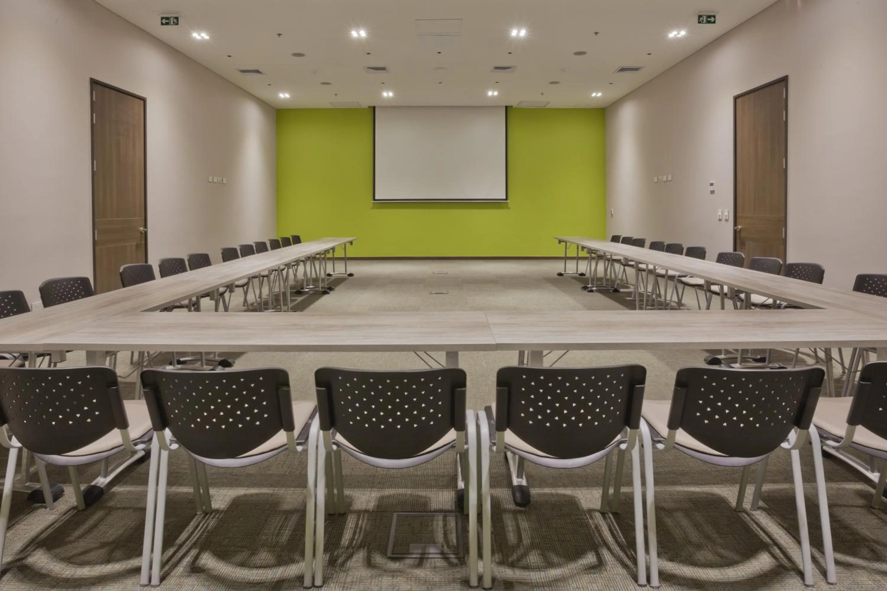 Meeting/conference room in Holiday Inn Express Yopal by IHG