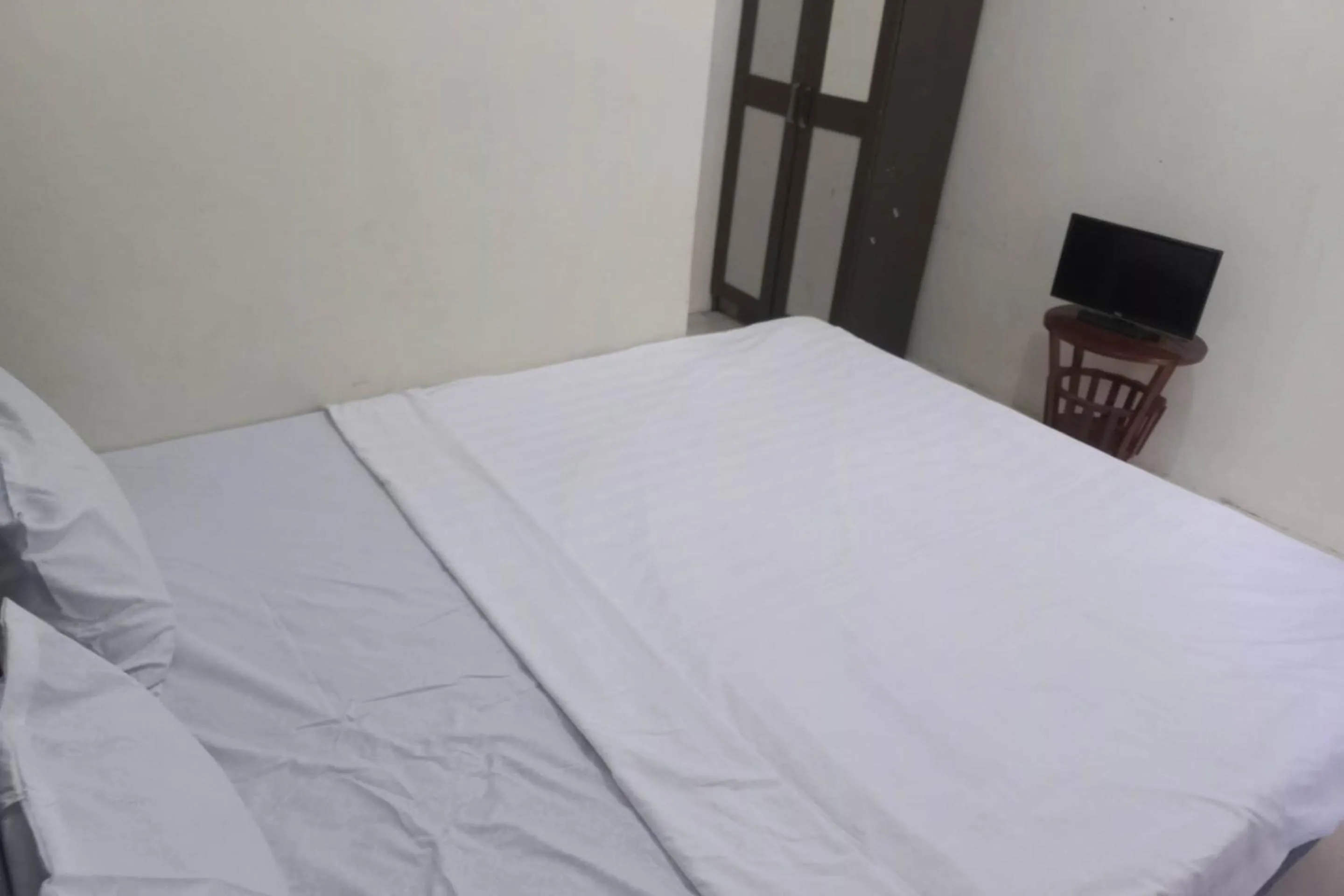 Bedroom, Bed in Hotel O Chimi Rumah Kost