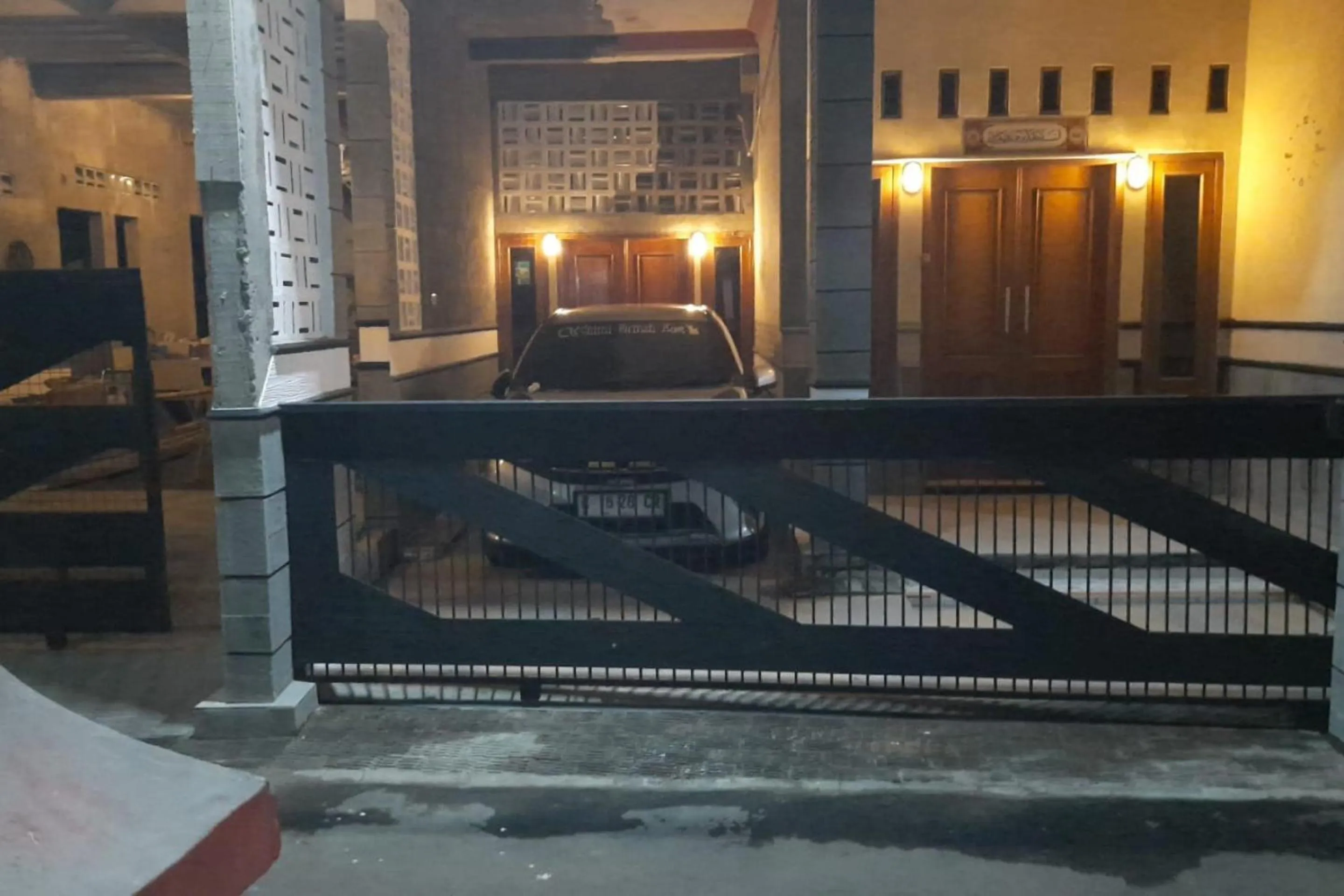 Facade/entrance in Hotel O Chimi Rumah Kost