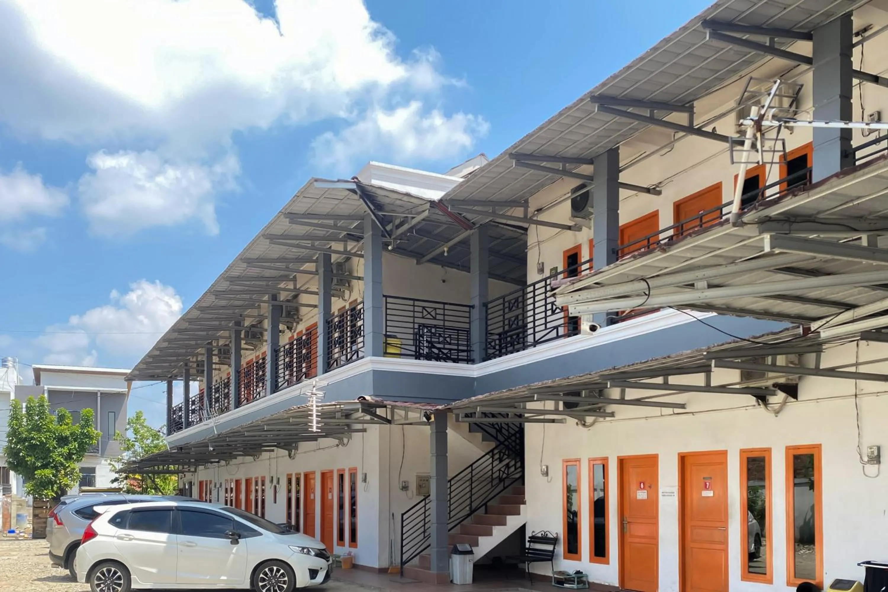 Facade/entrance in Wisma Al-Araf Syariah Mitra RedDoorz Palembang