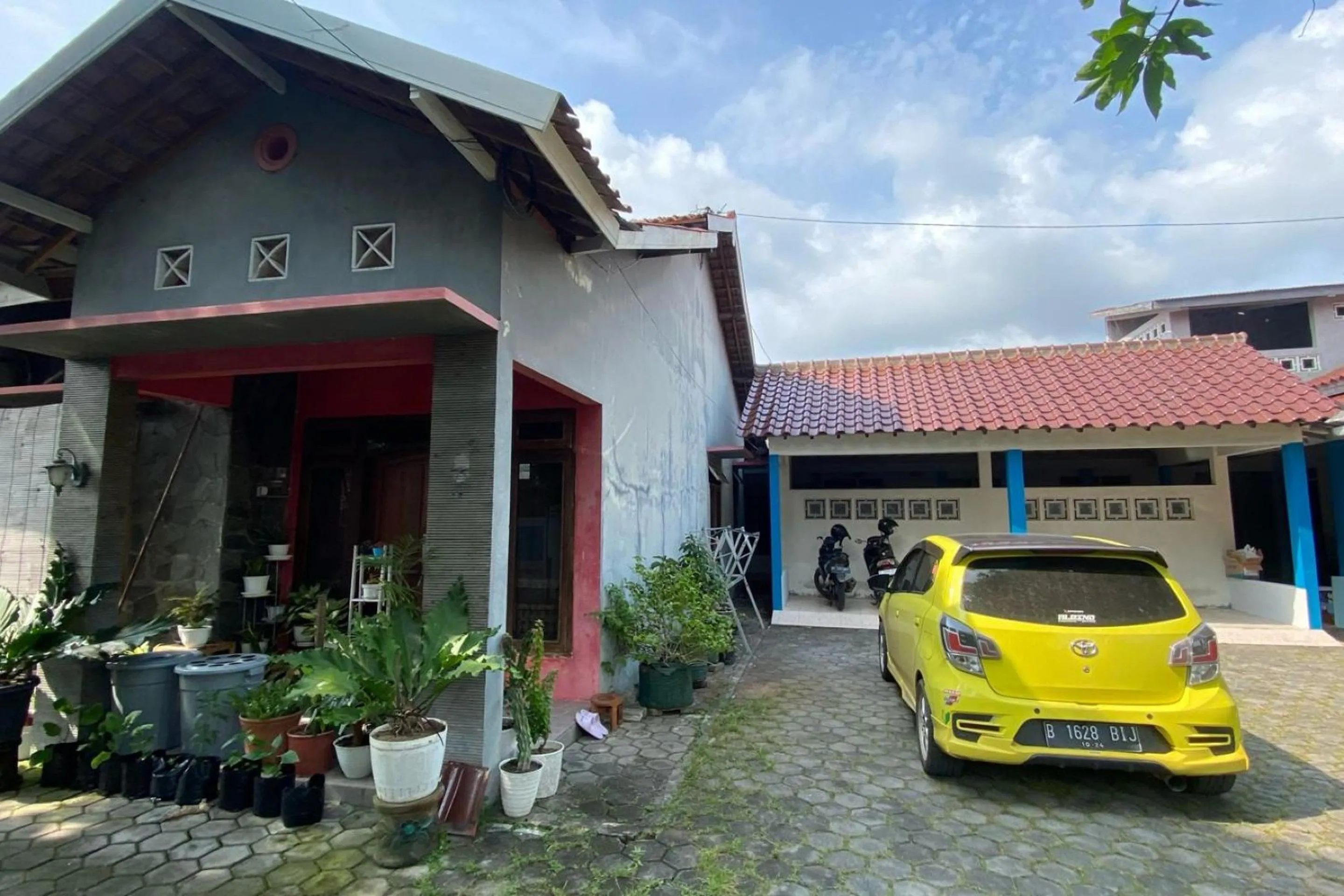 Facade/entrance in Hotel O Lies Kostel Syariah