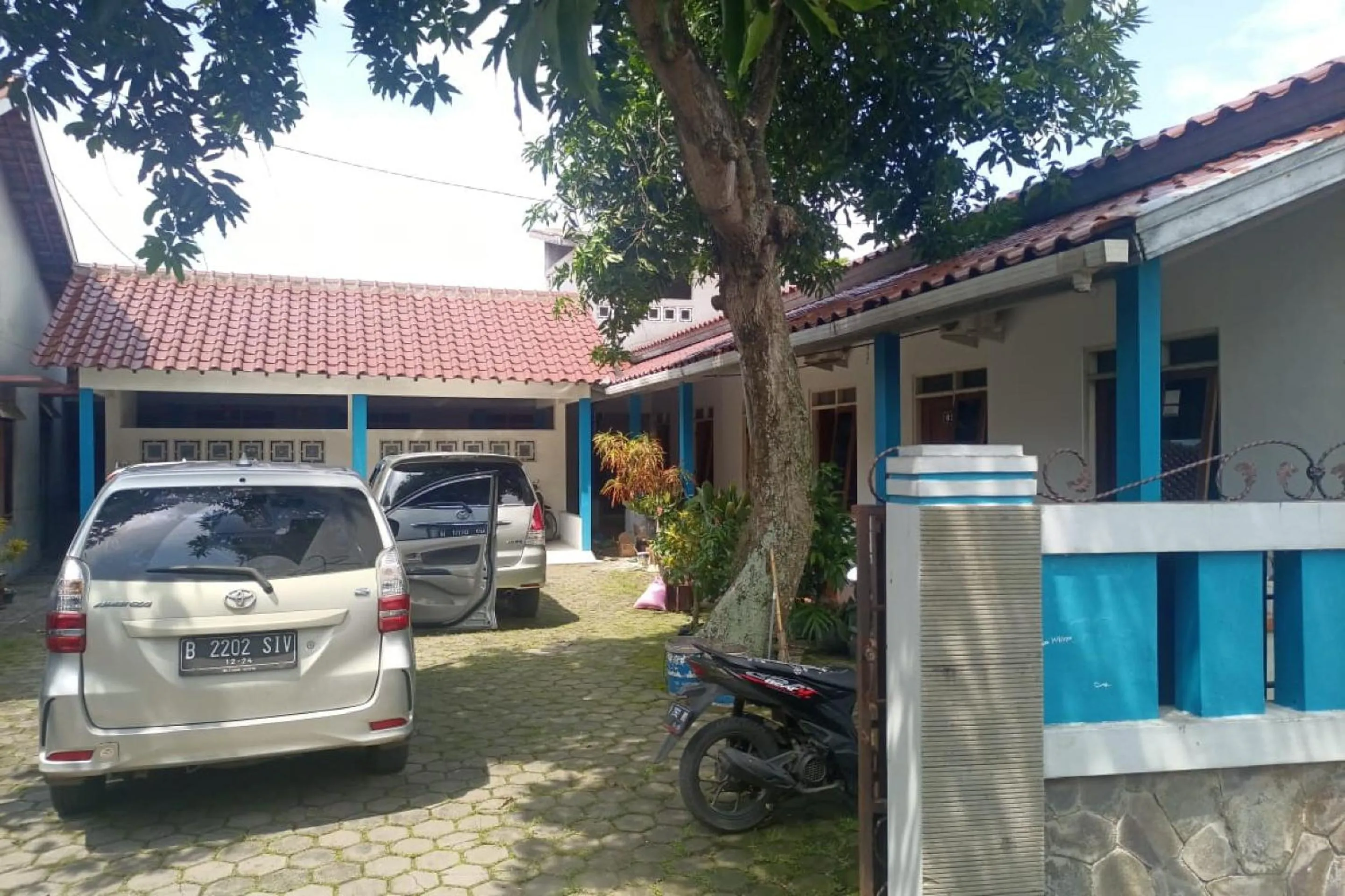 Facade/entrance in Hotel O Lies Kostel Syariah