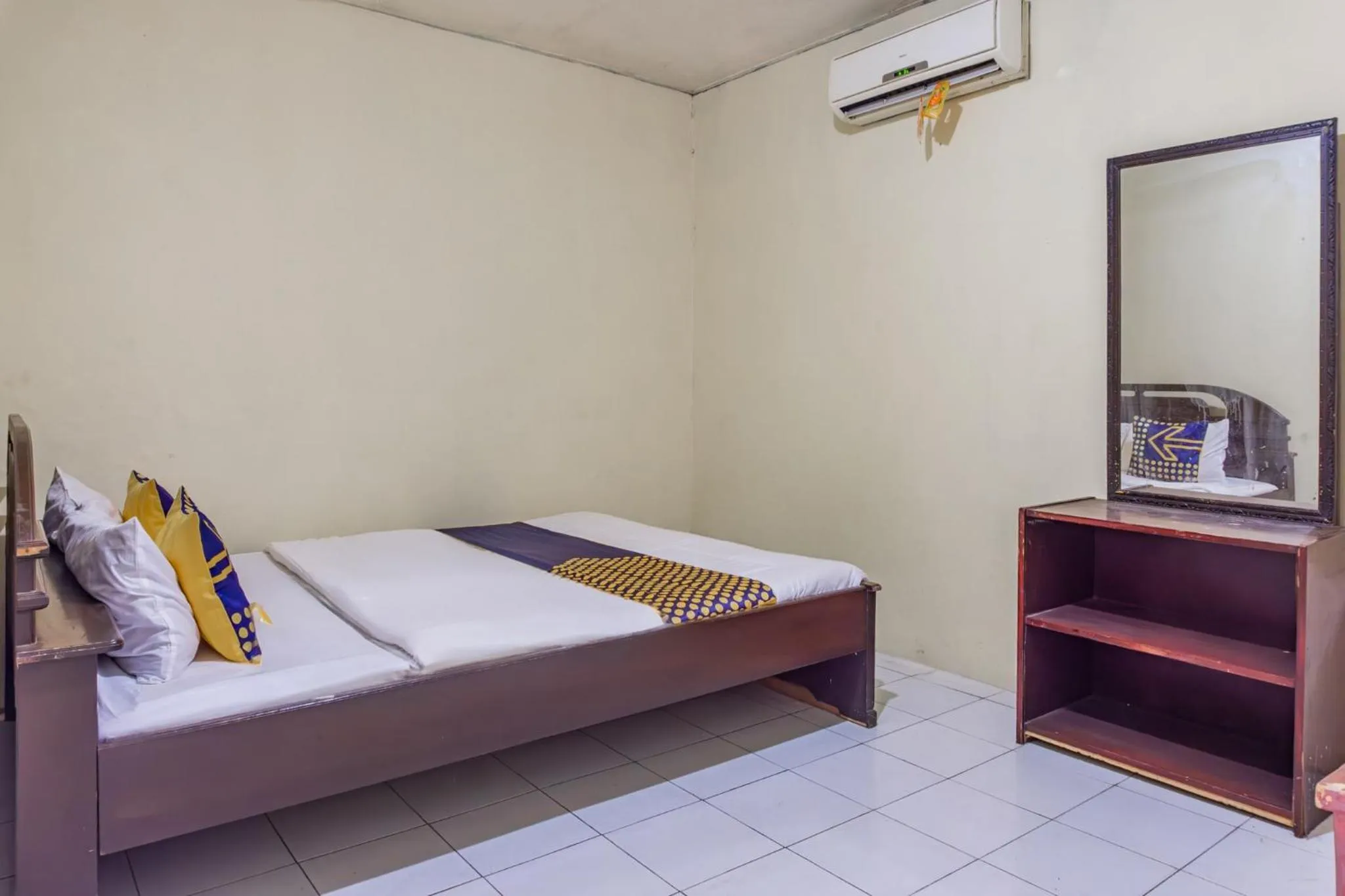 Bedroom, Bed in Hotel O Guest House Amanda Syariah