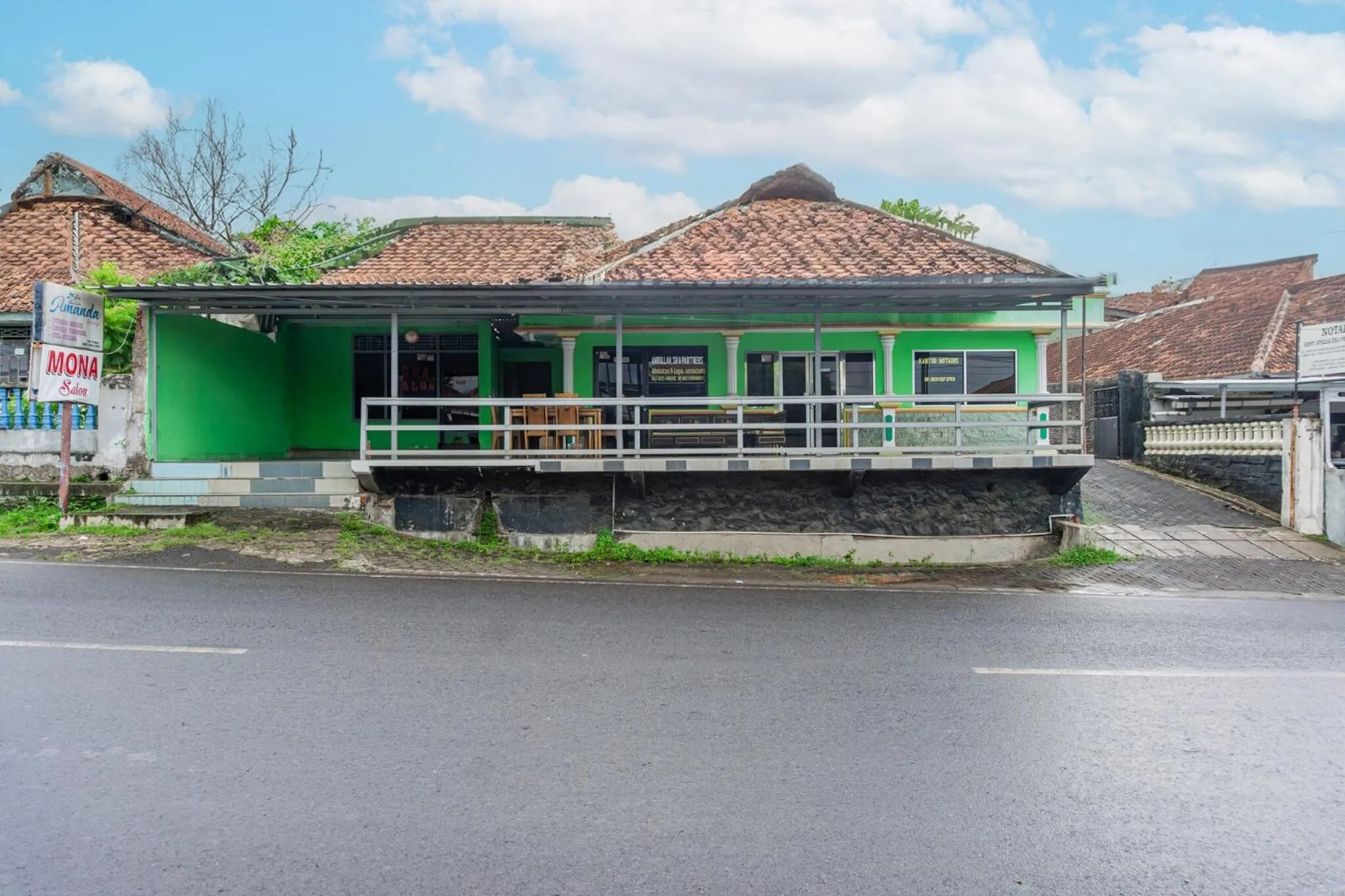 Facade/entrance in Hotel O Guest House Amanda Syariah