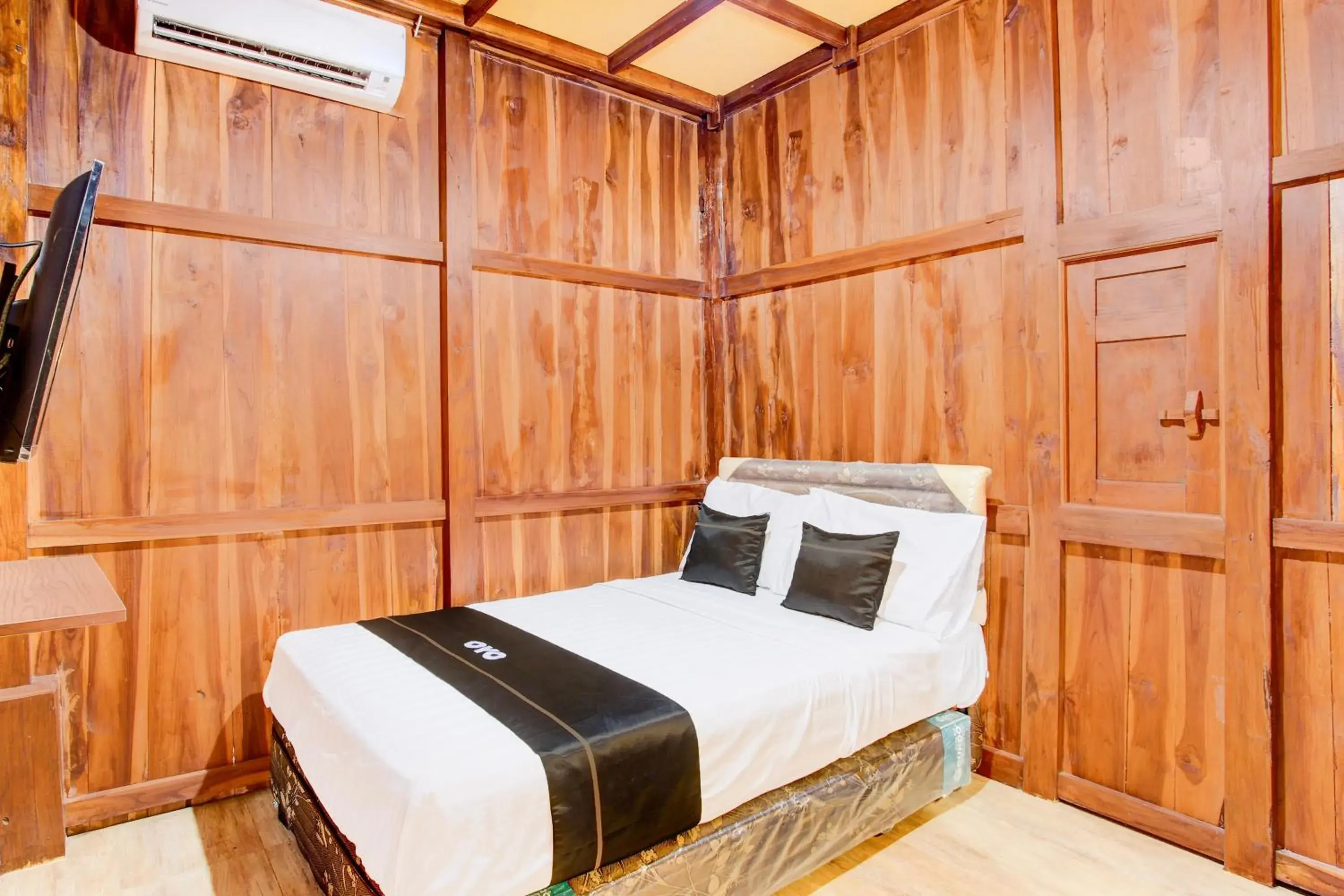 Deluxe Double Room in Capital O 93842 Jowo Segoro ResortNearPantai Sepanjang Deluxe Double Room in Capital O 93842 Jowo Segoro ResortNearPantai Sepanjang