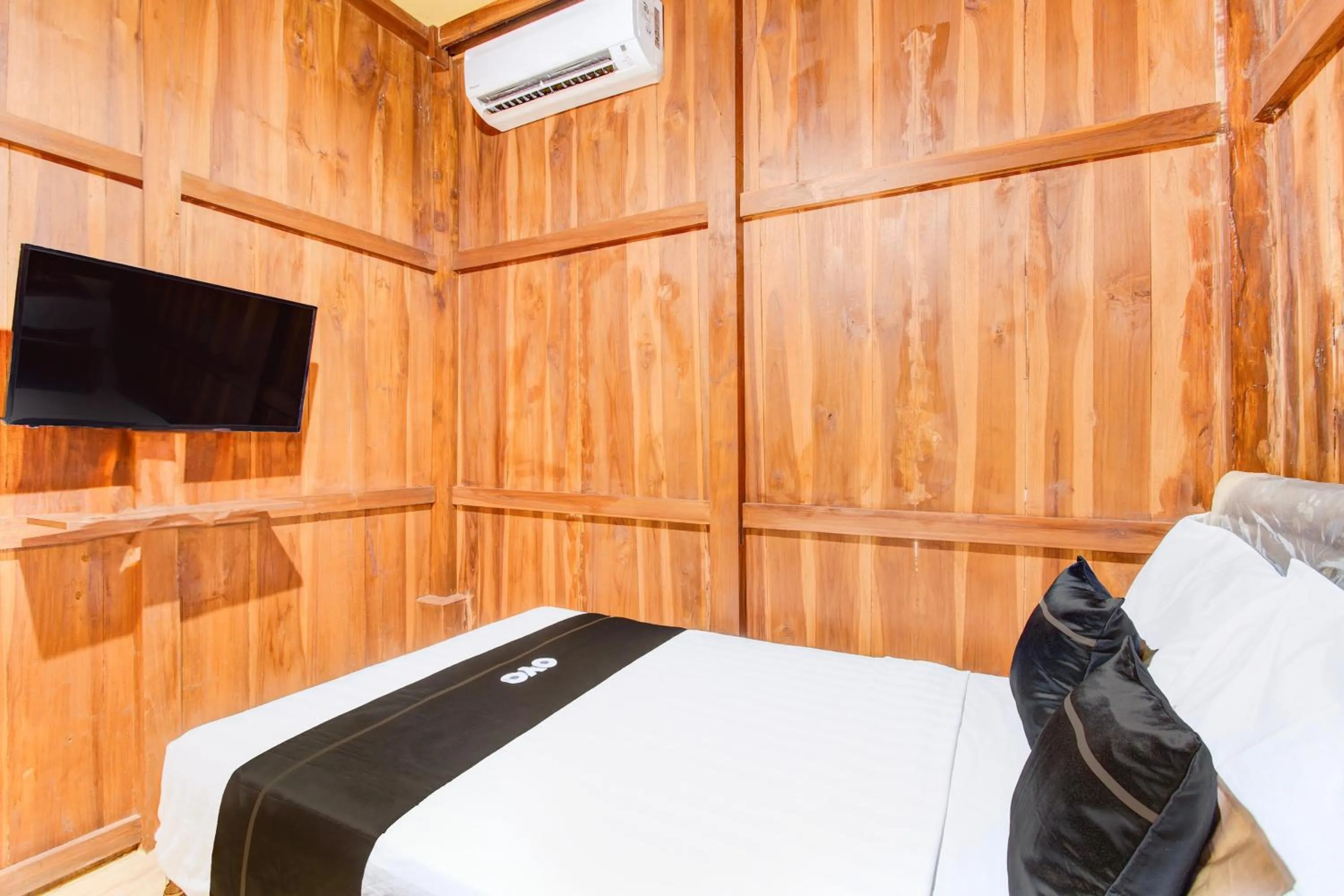 Bedroom, Bed in Capital O 93842 Jowo Segoro ResortNearPantai Sepanjang