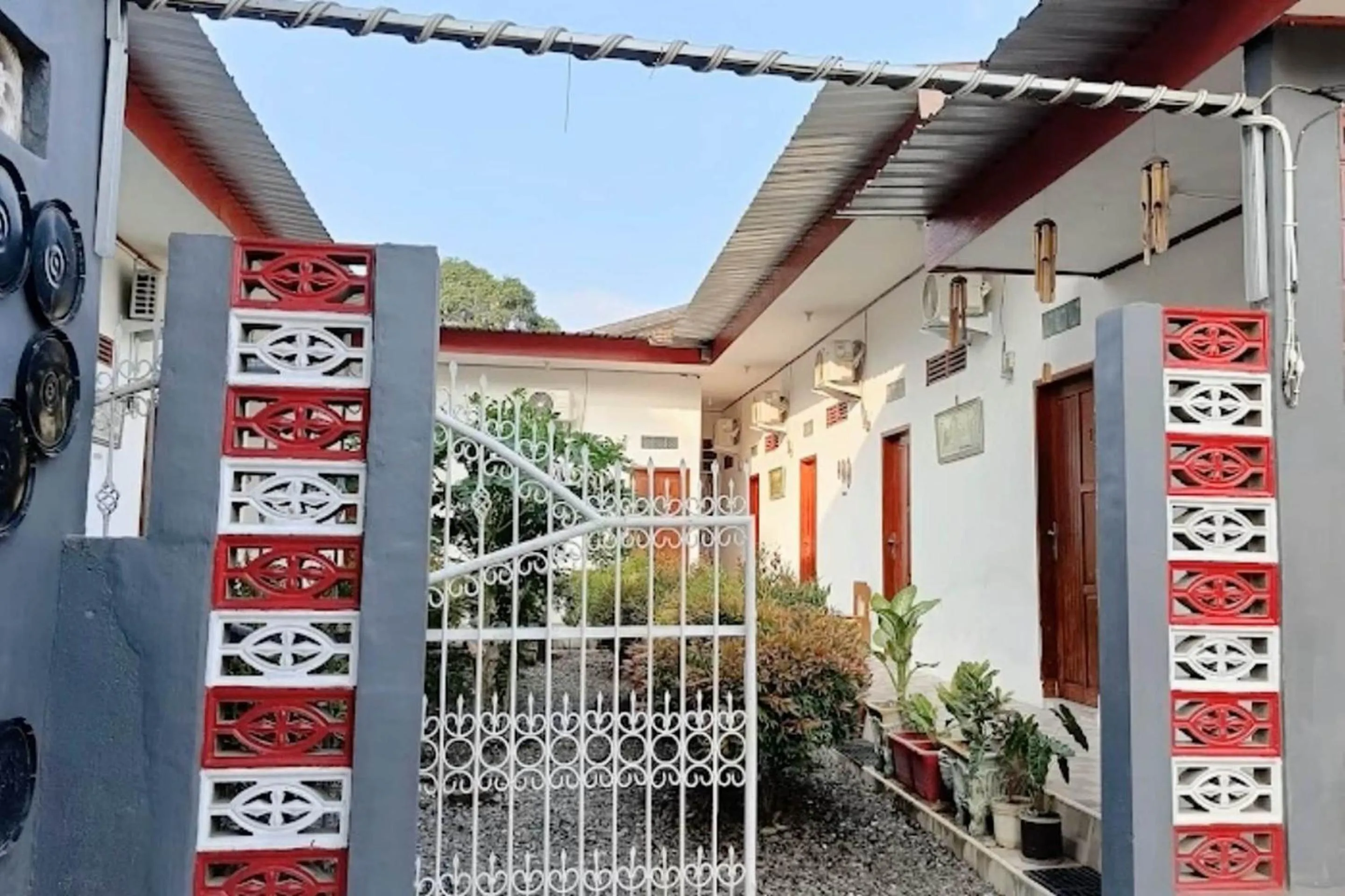 Facade/entrance in Hotel O Kost Reski 1 Near Pasar Rakyat Limbung