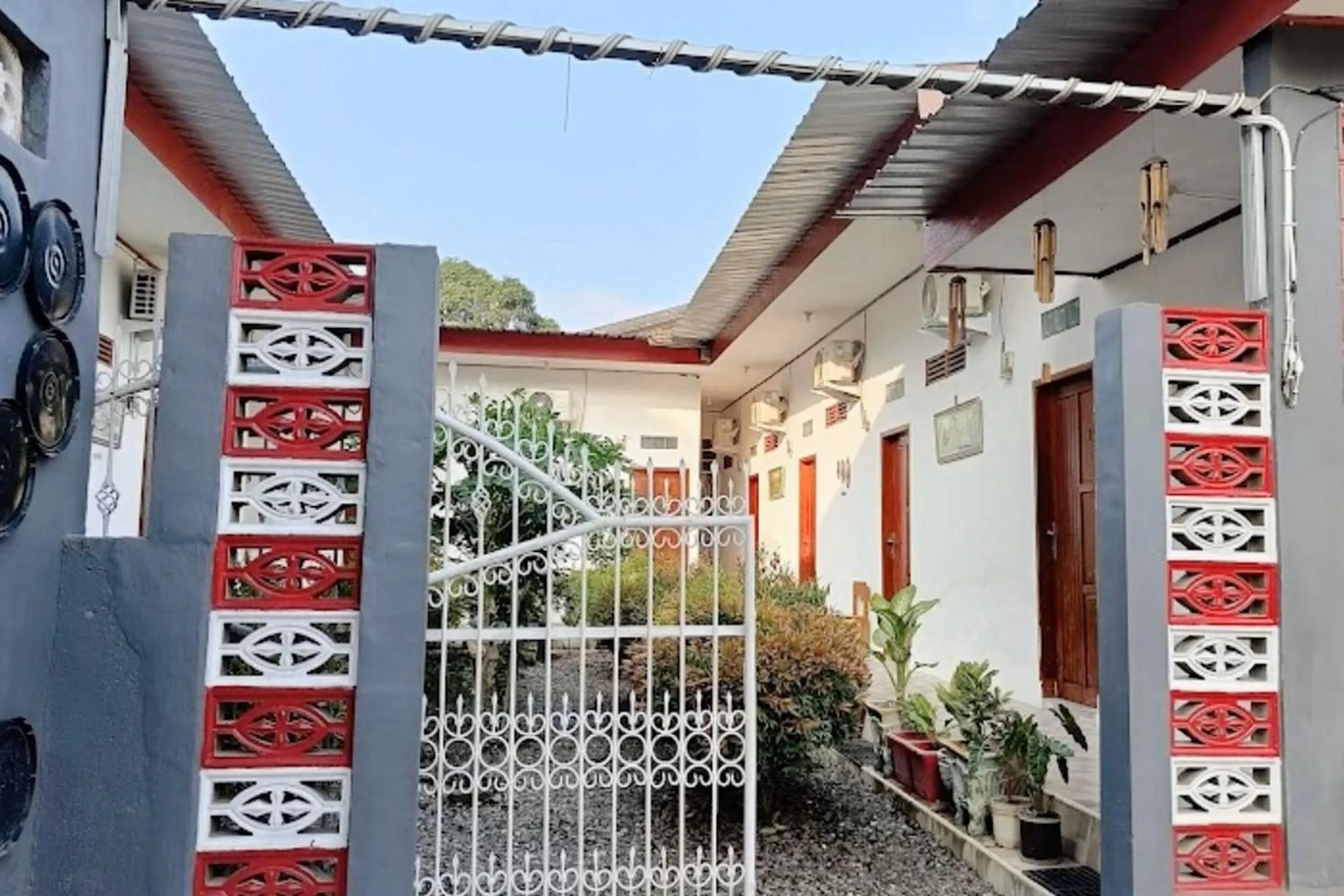 Facade/entrance in Hotel O Kost Reski 1 Near Pasar Rakyat Limbung